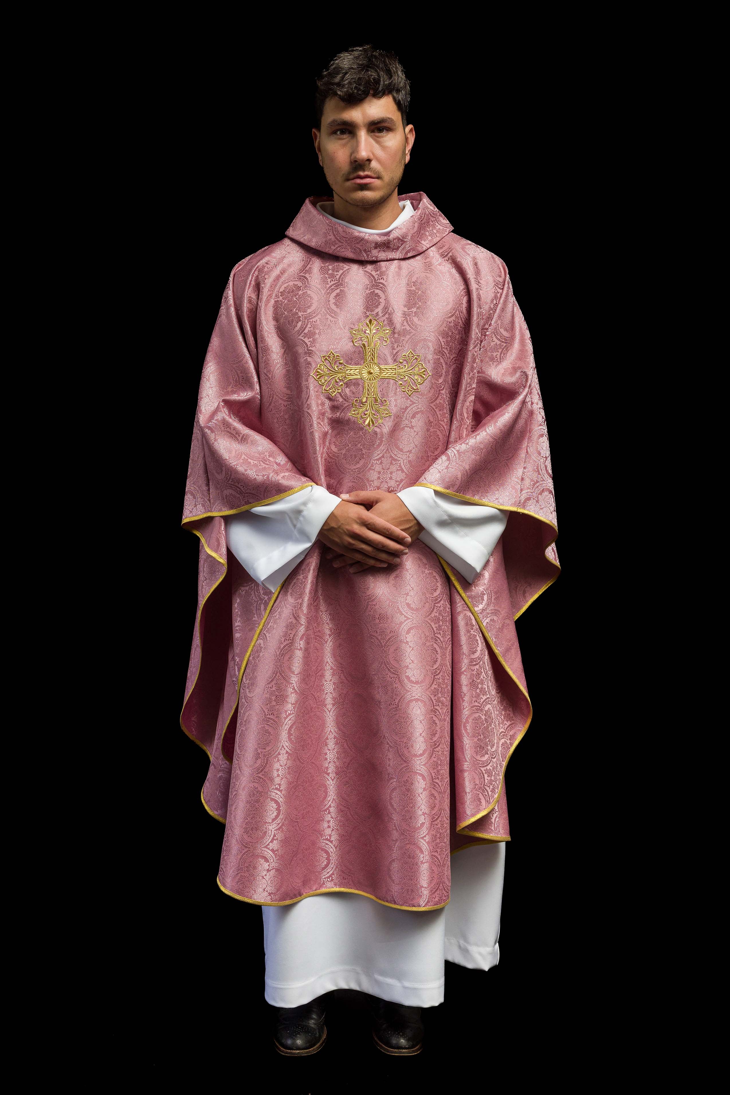 Casulla rosa con una cruz hecha de tela estampada