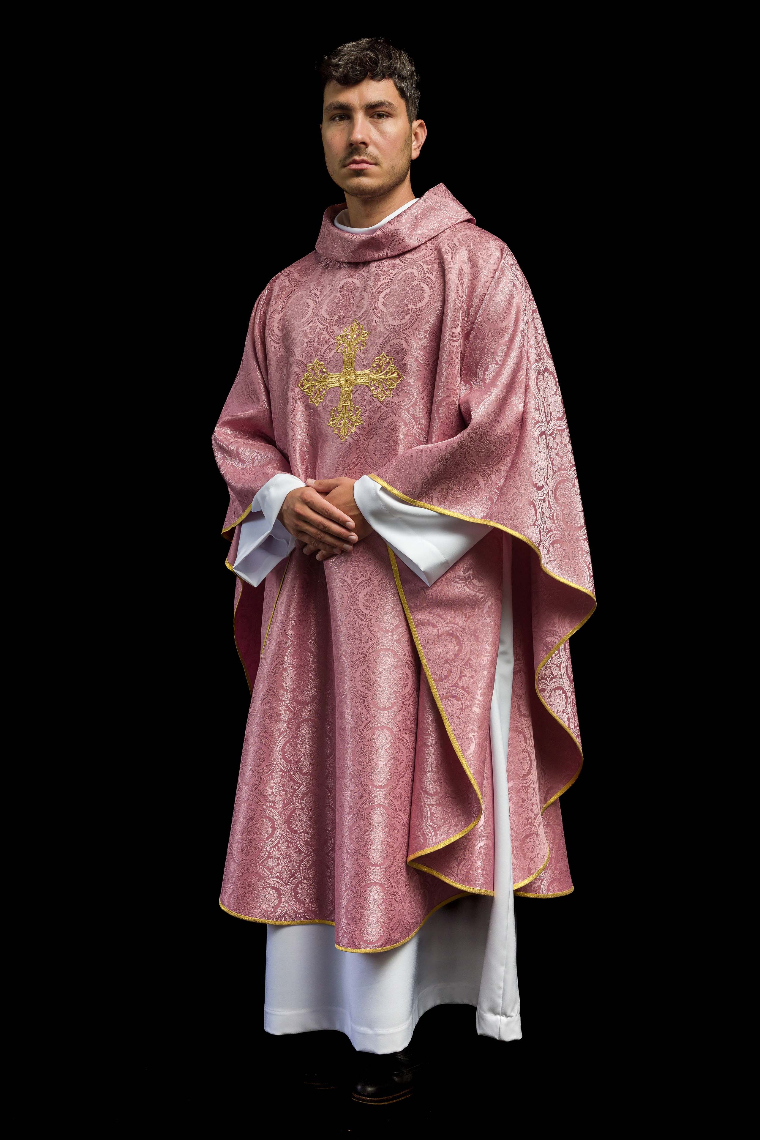 Casulla rosa con una cruz hecha de tela estampada