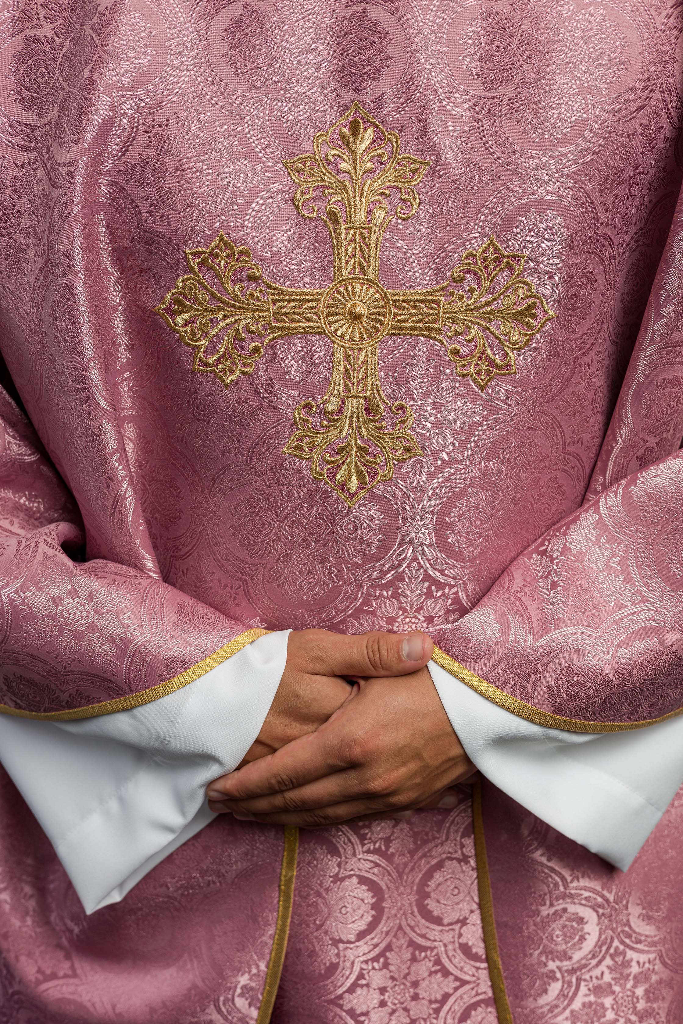 Casulla rosa con una cruz hecha de tela estampada