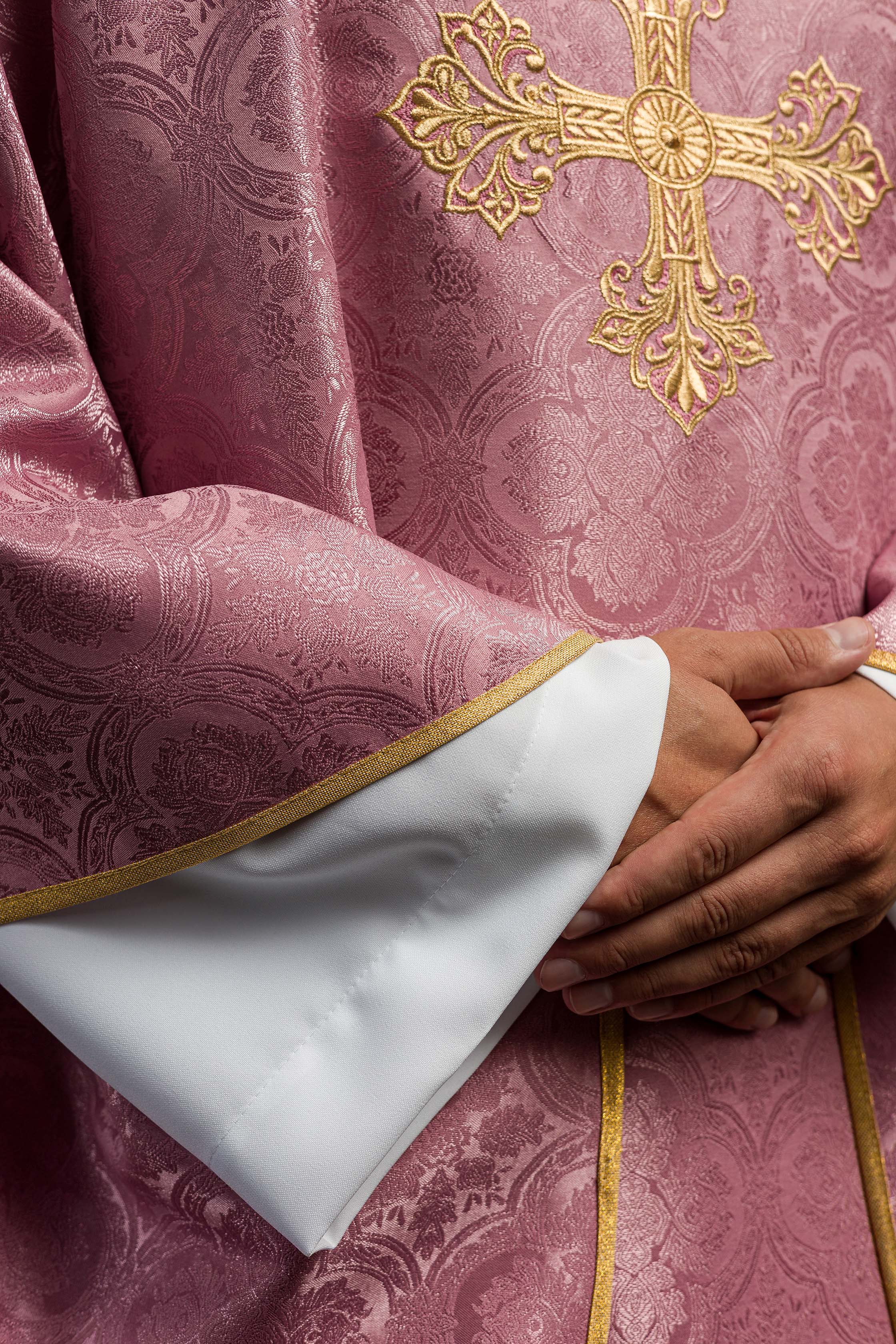 Casulla rosa con una cruz hecha de tela estampada