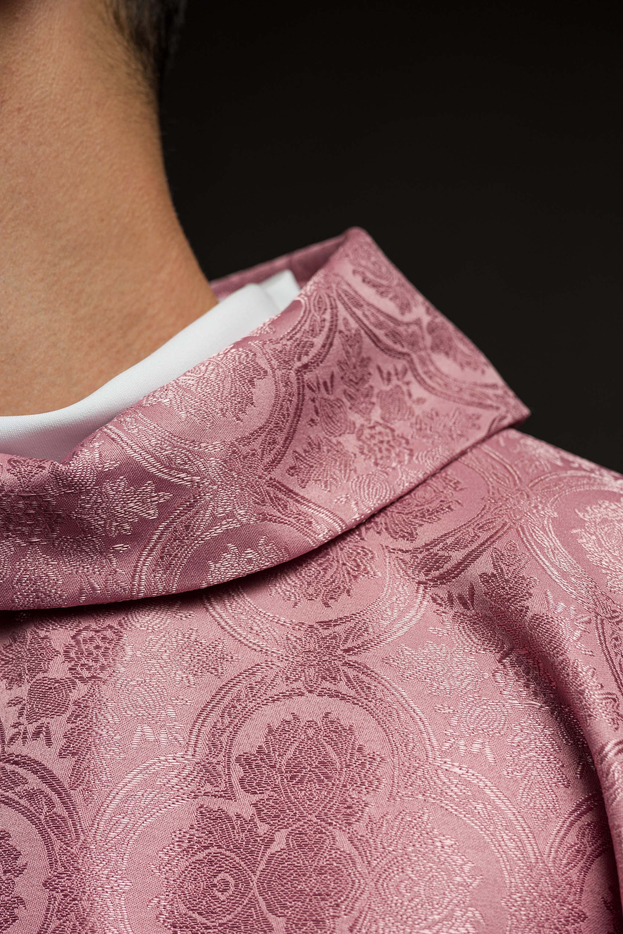 Casulla rosa con una cruz hecha de tela estampada