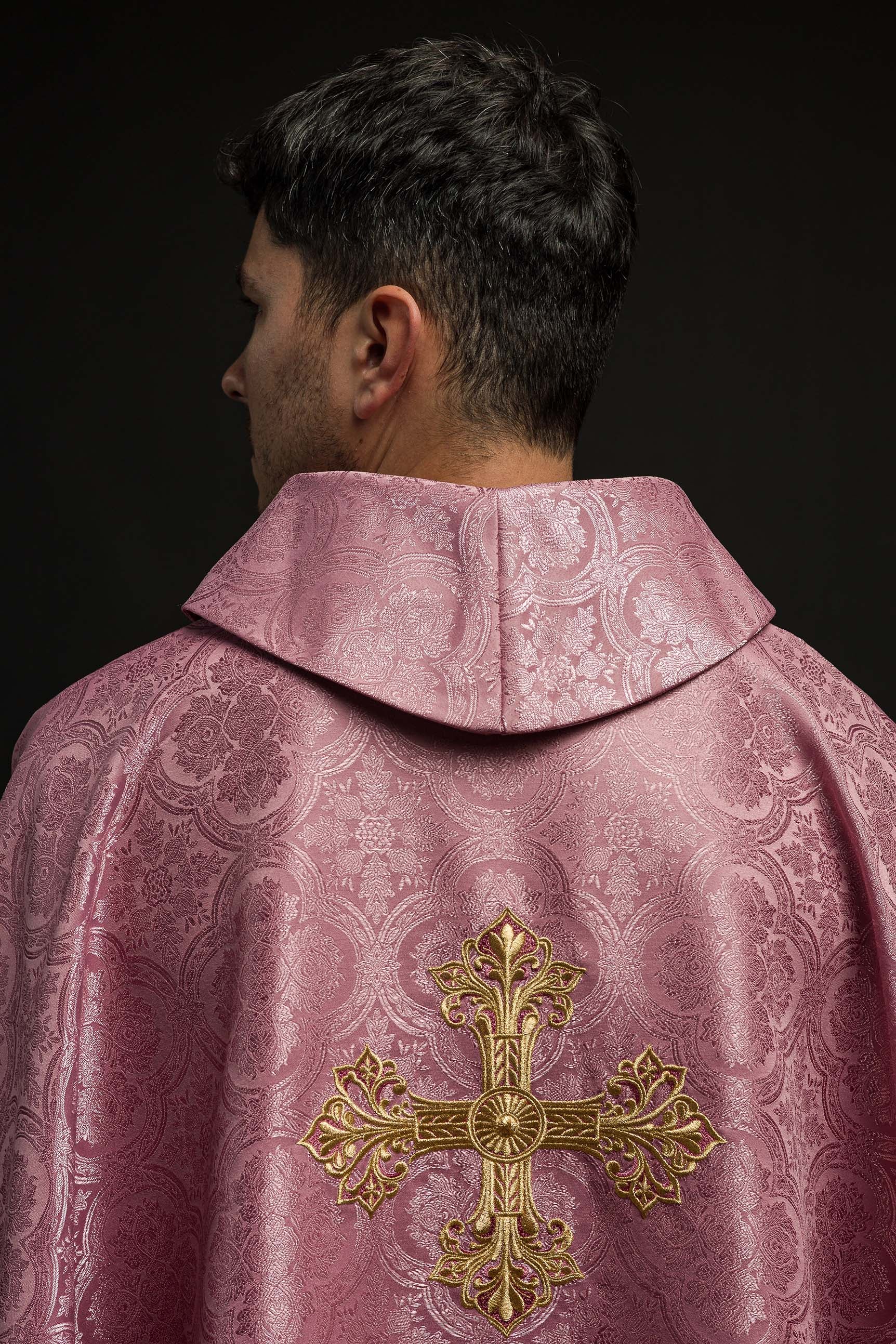 Casulla rosa con una cruz hecha de tela estampada