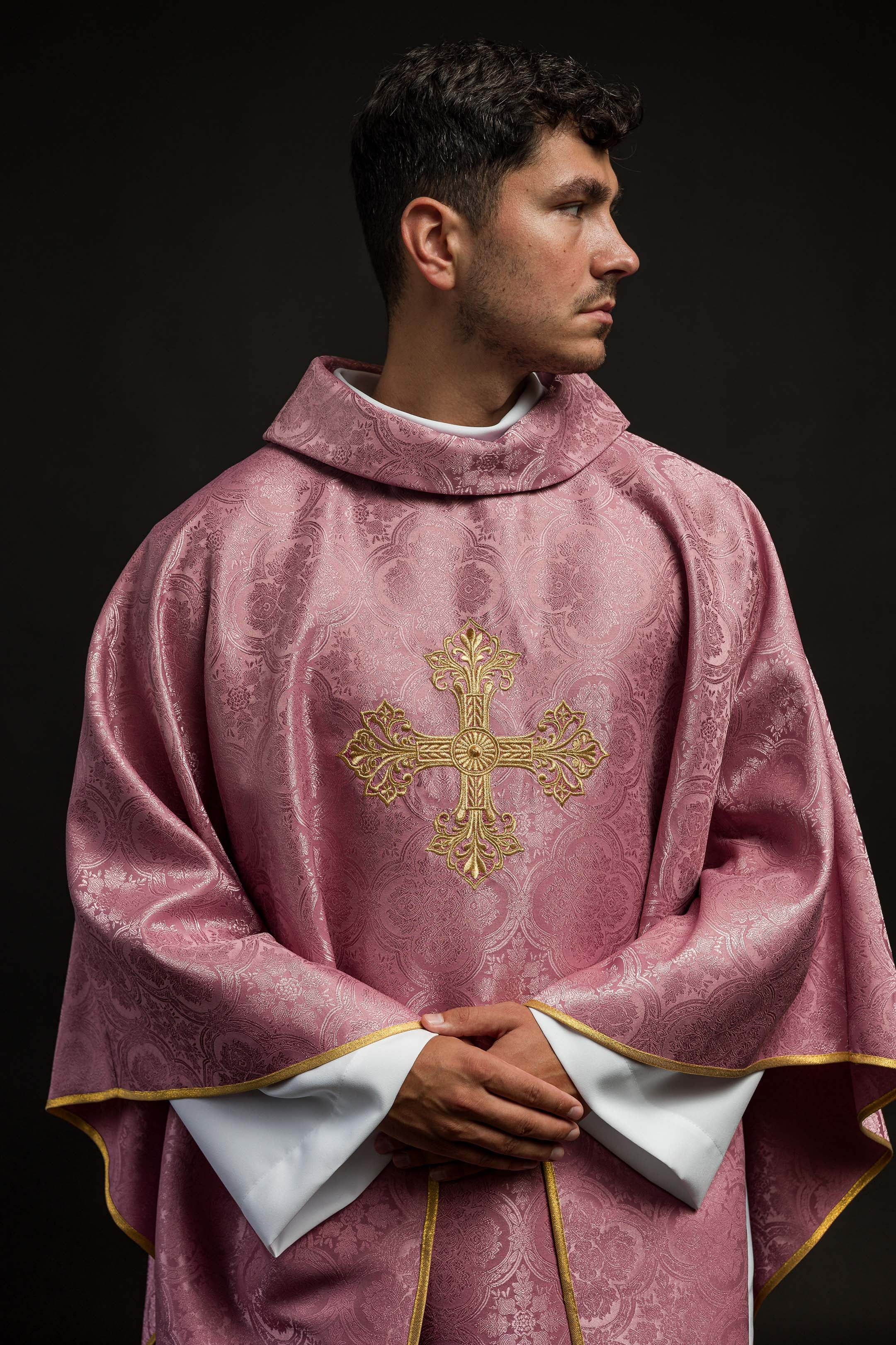 Casulla rosa con una cruz hecha de tela estampada