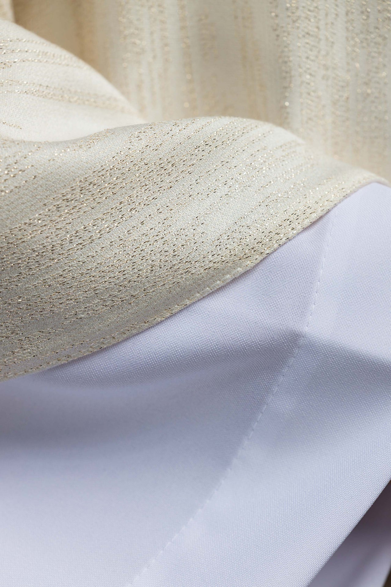 Casulla bordada con la Cruz de Jerusalén – ecru