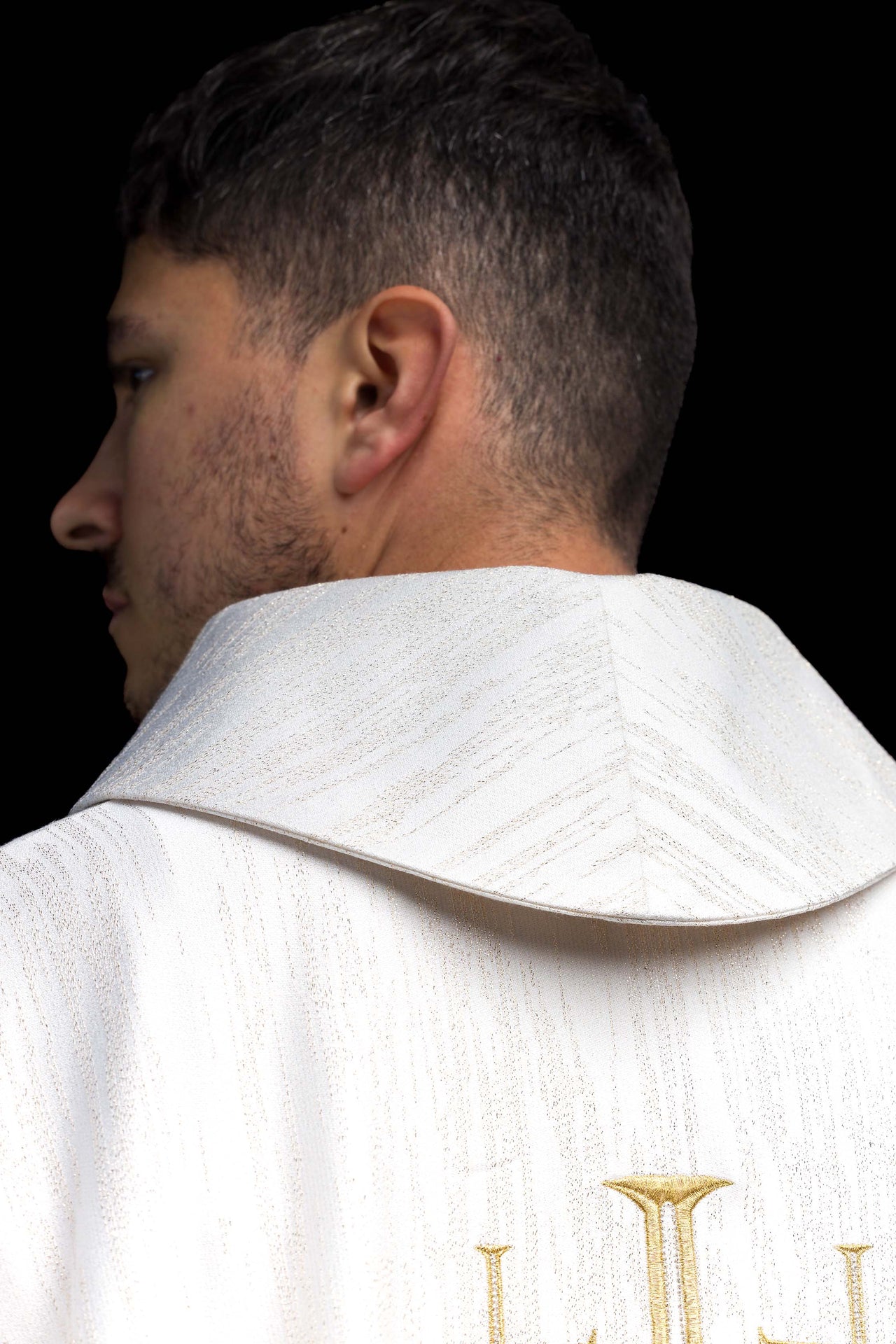 Casulla bordada con la Cruz de Jerusalén – ecru