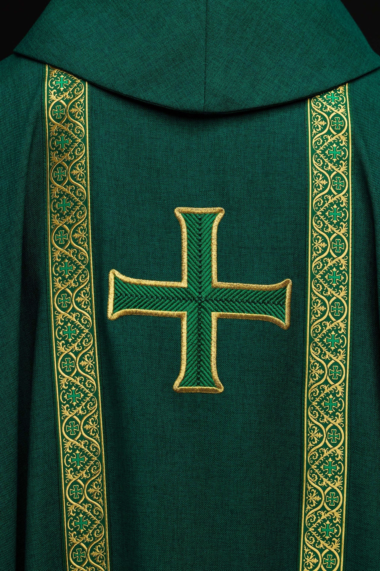 Casulla litúrgica verde con cruz bordada y bandas de jacquard