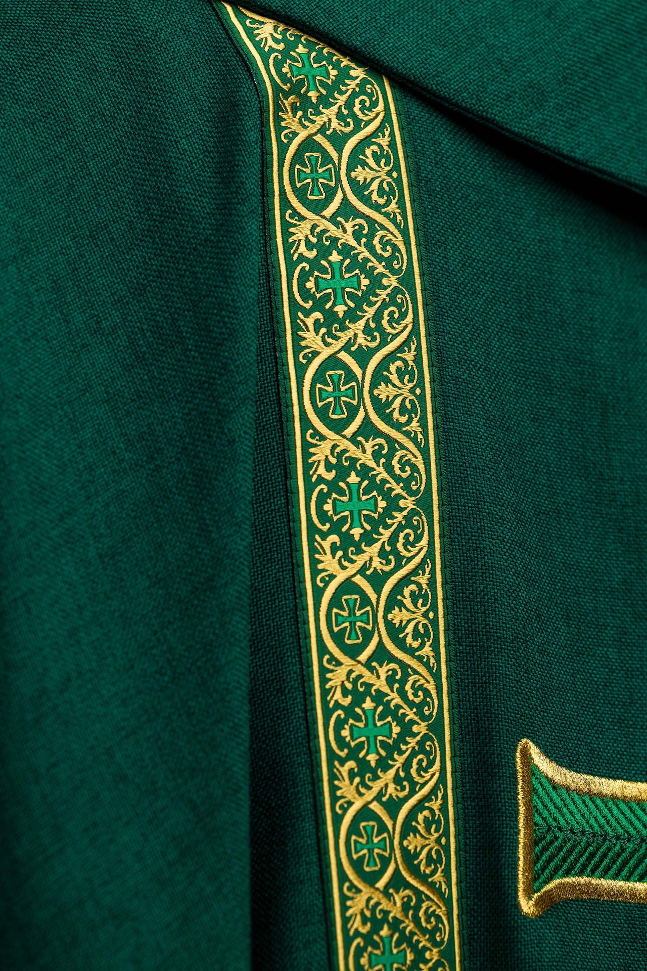 Casulla litúrgica verde con cruz bordada y bandas de jacquard