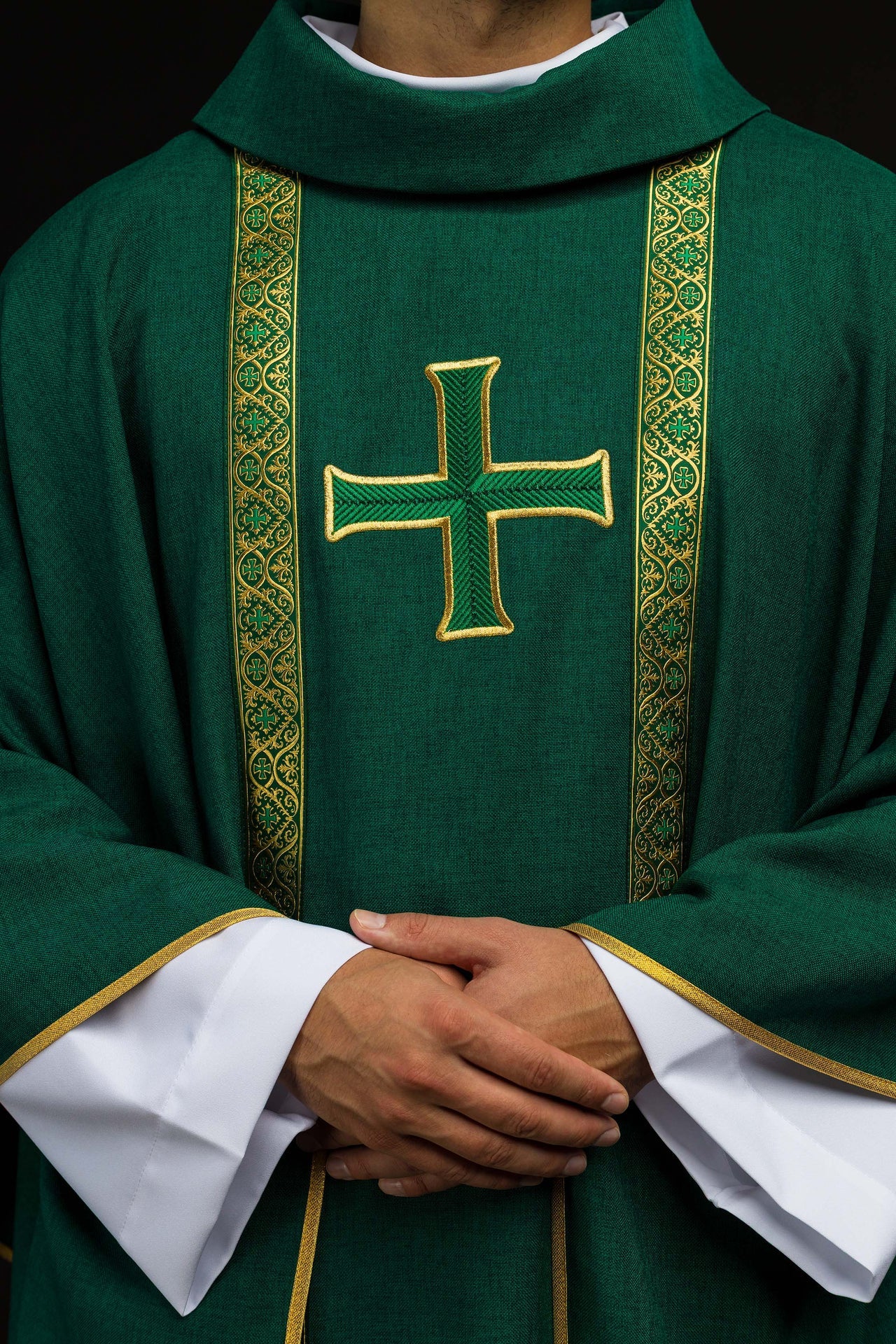 Casulla litúrgica verde con cruz bordada y bandas de jacquard