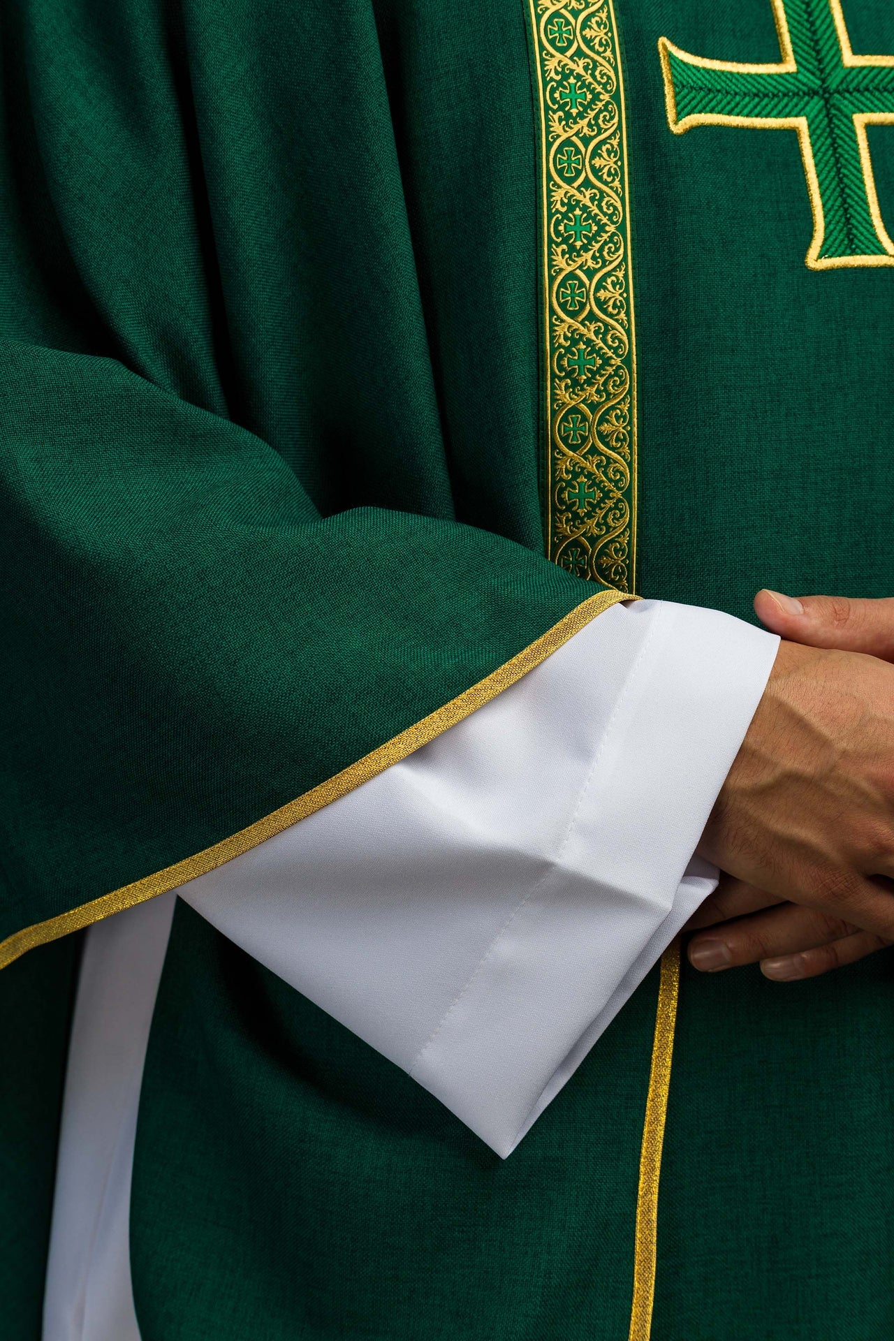 Casulla litúrgica verde con cruz bordada y bandas de jacquard