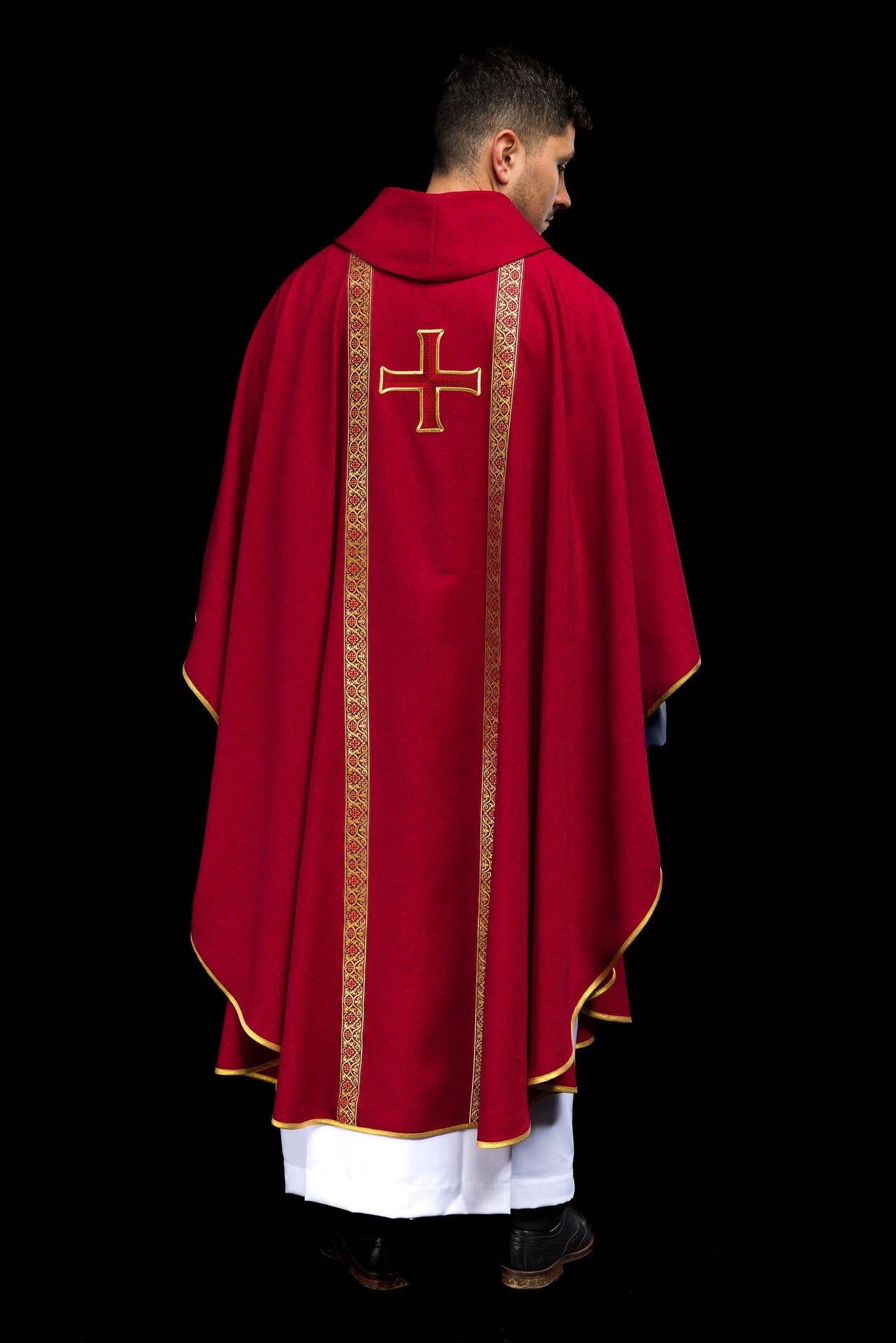 Casulla litúrgica roja con cruz bordada y bandas de jacquard