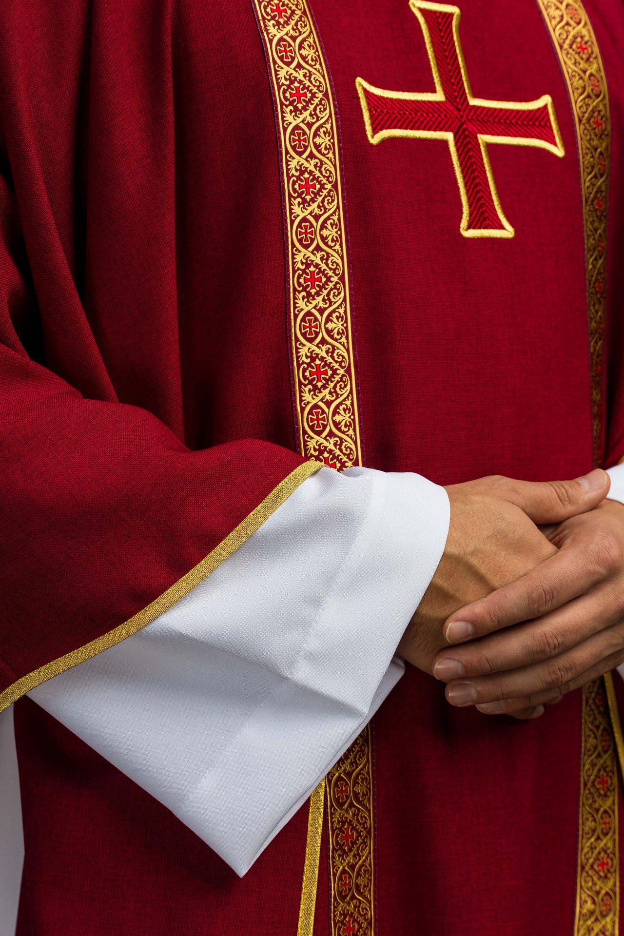 Casulla litúrgica roja con cruz bordada y bandas de jacquard