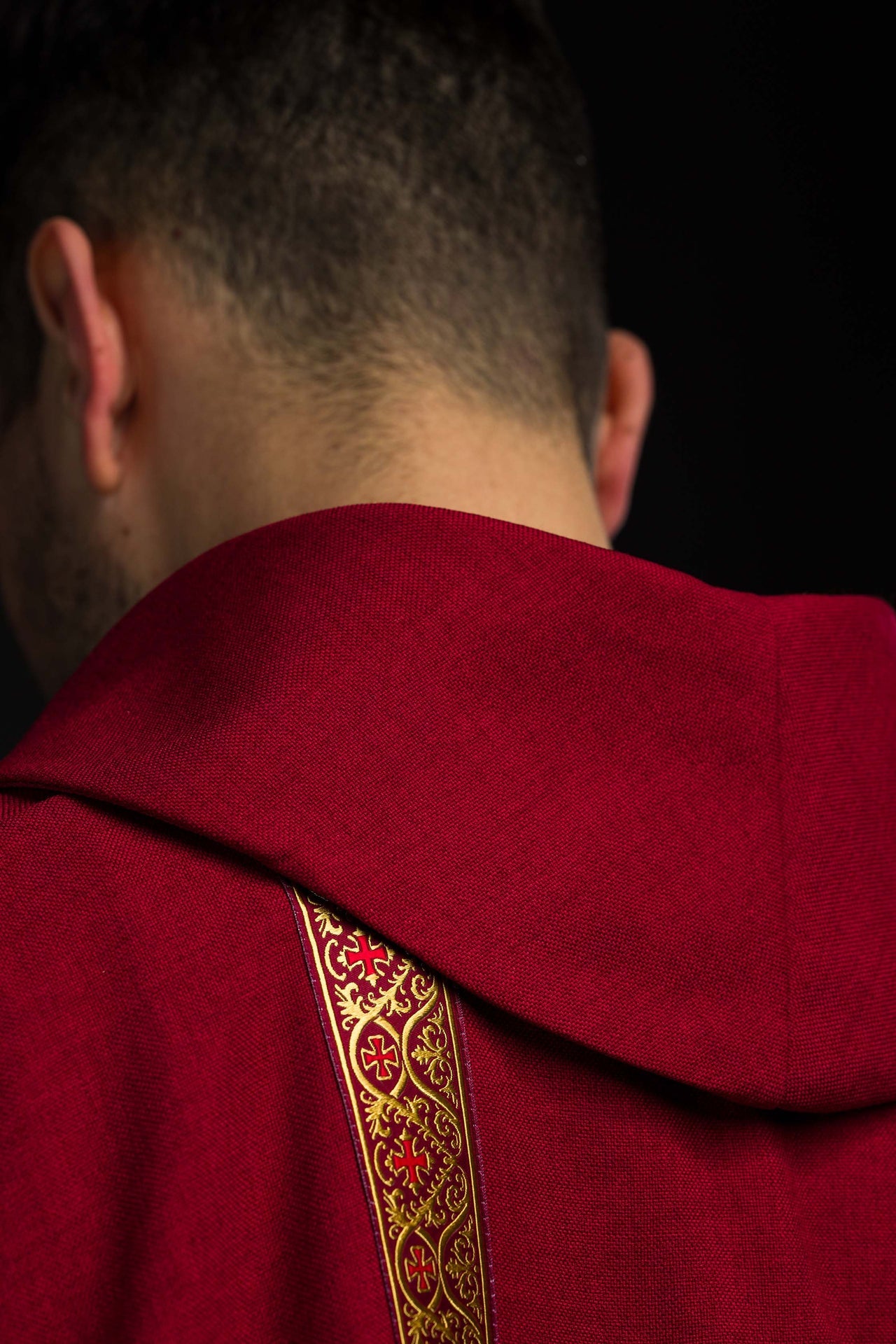 Casulla litúrgica roja con cruz bordada y bandas de jacquard
