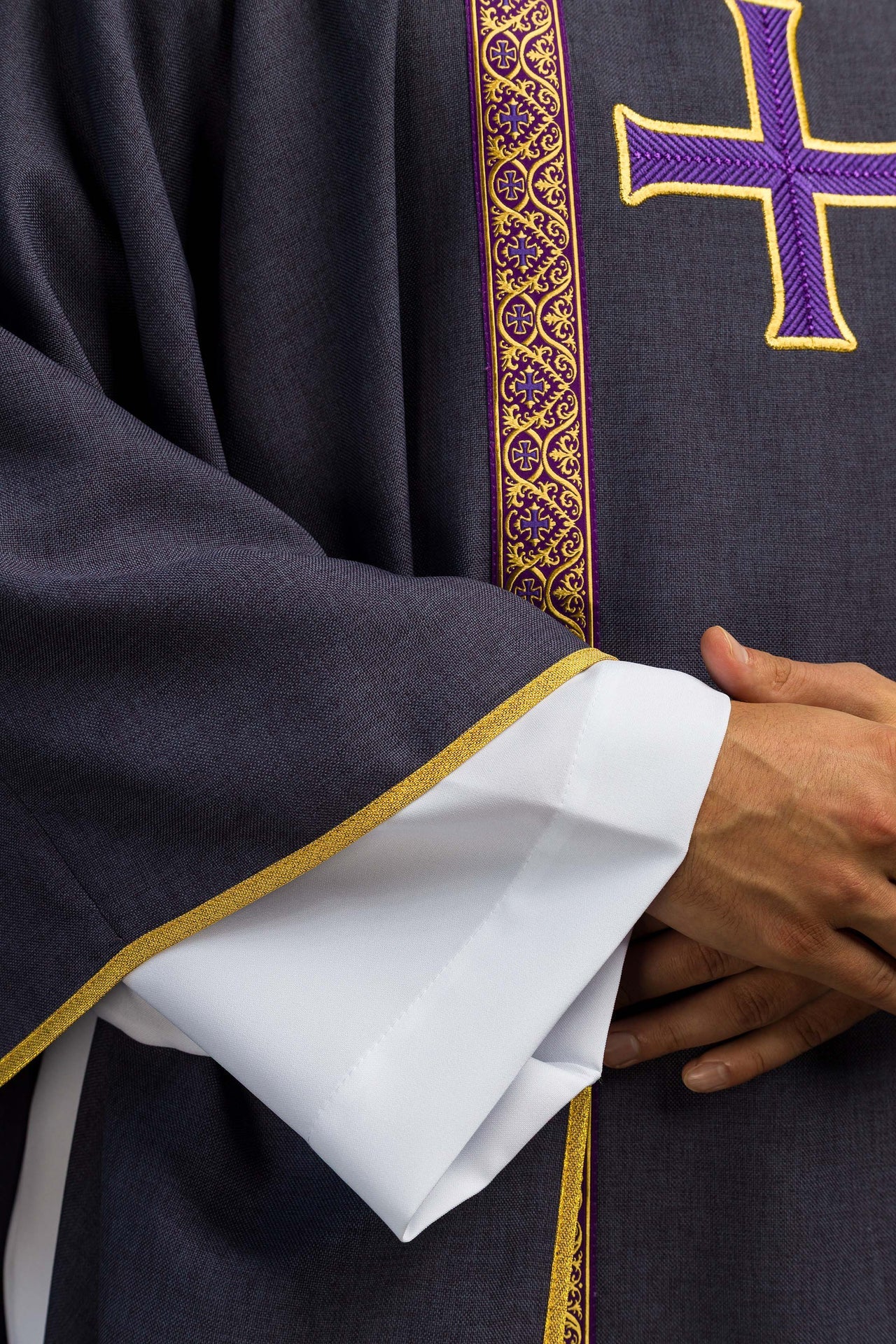 Casulla litúrgica morada con cruz bordada y bandas de jacquard