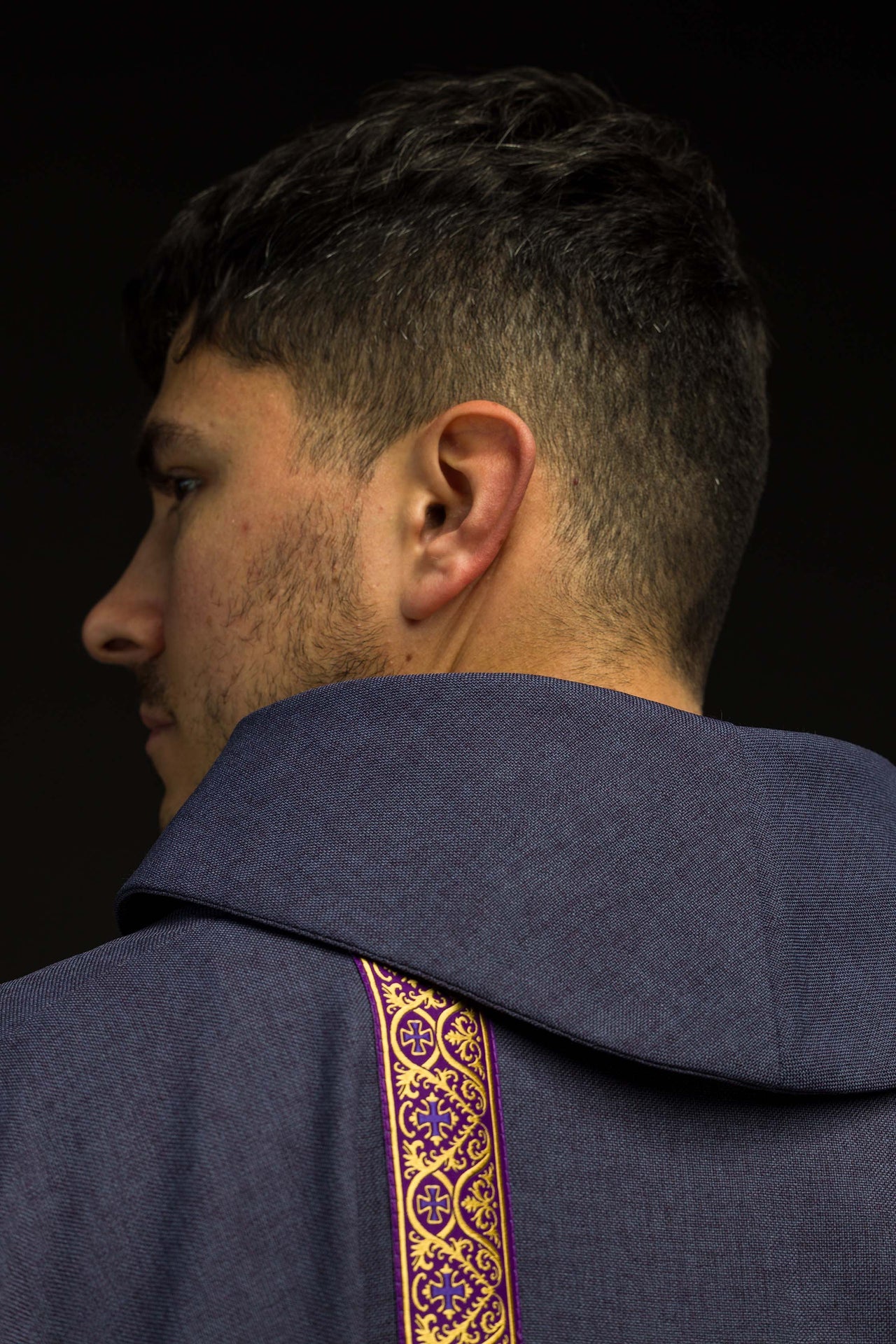 Casulla litúrgica morada con cruz bordada y bandas de jacquard
