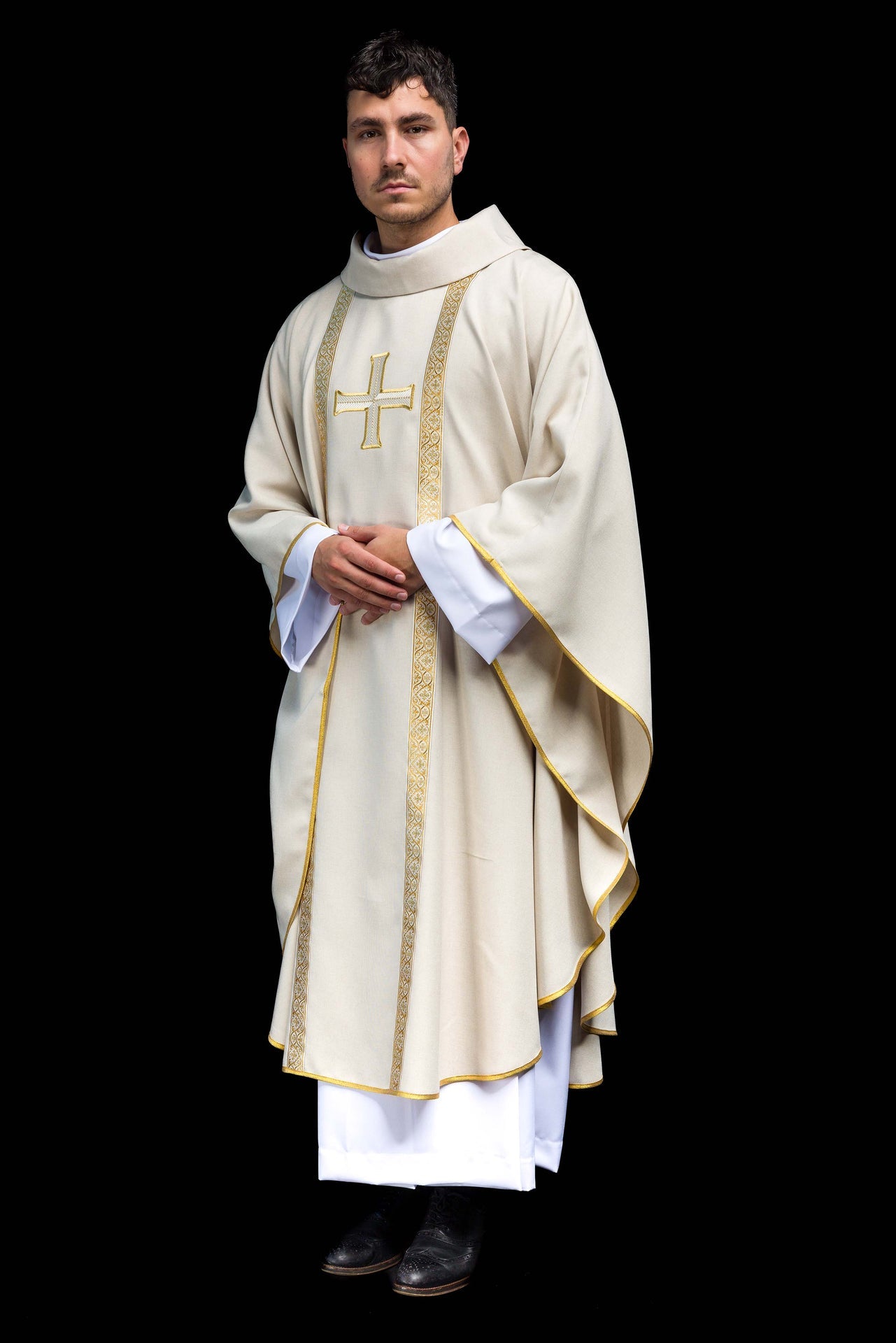 Casulla litúrgica color ecru con cruz bordada y bandas de jacquard