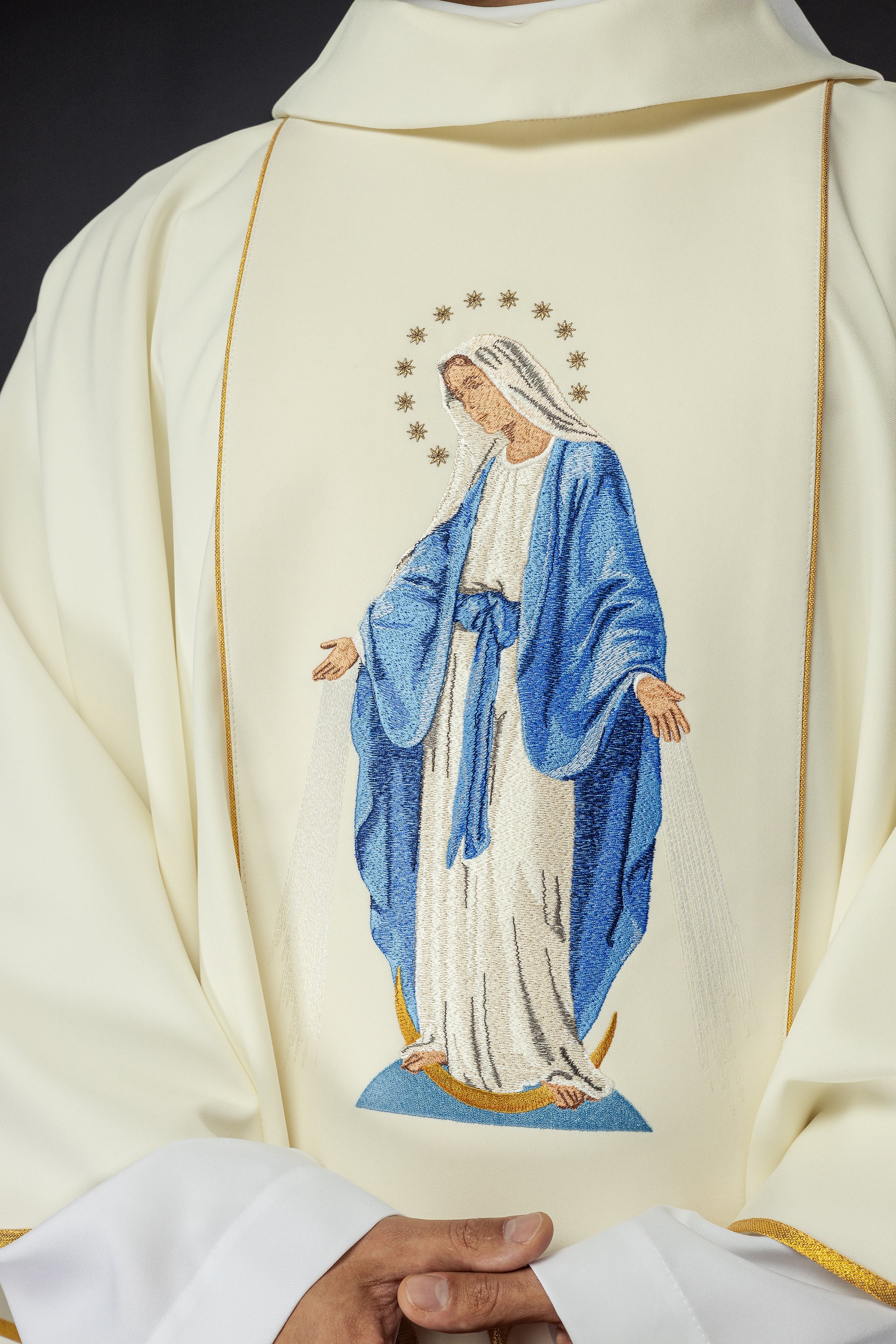 Casulla bordada con la imagen de Nuestra Señora Inmaculada