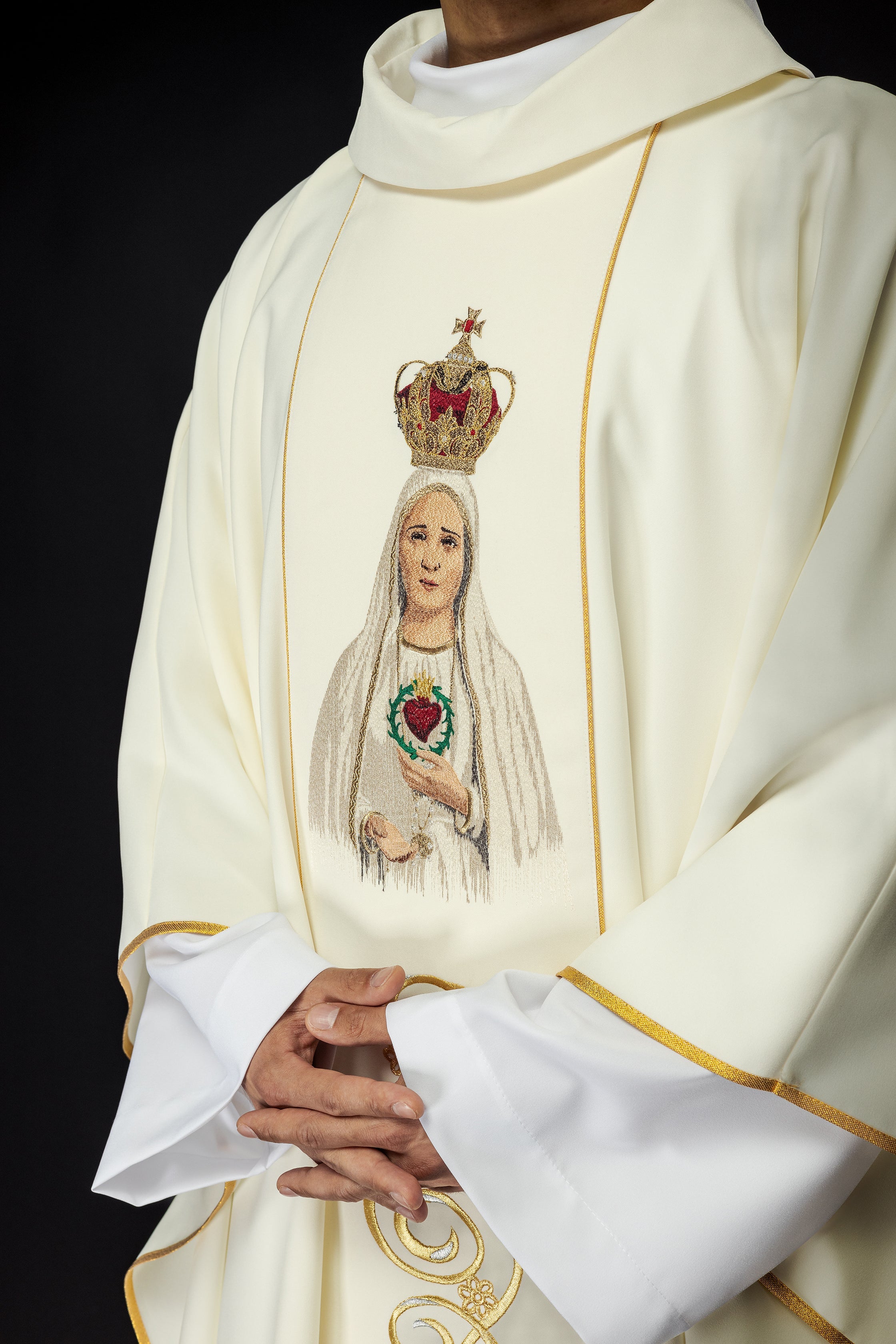 Casulla bordada con la imagen de Nuestra Señora de Fátima