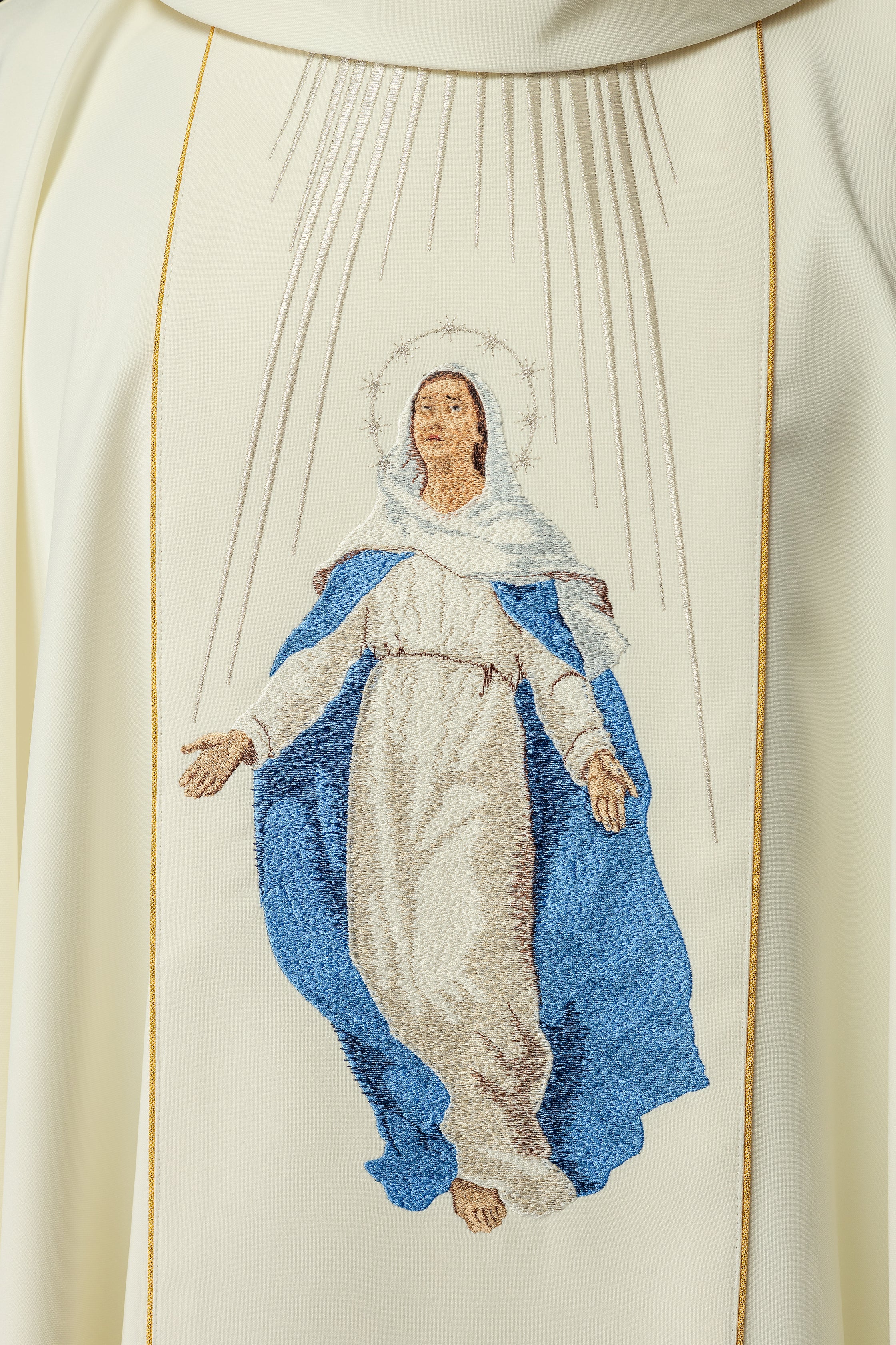 Casulla bordada con la imagen de Nuestra Señora de la Asunción