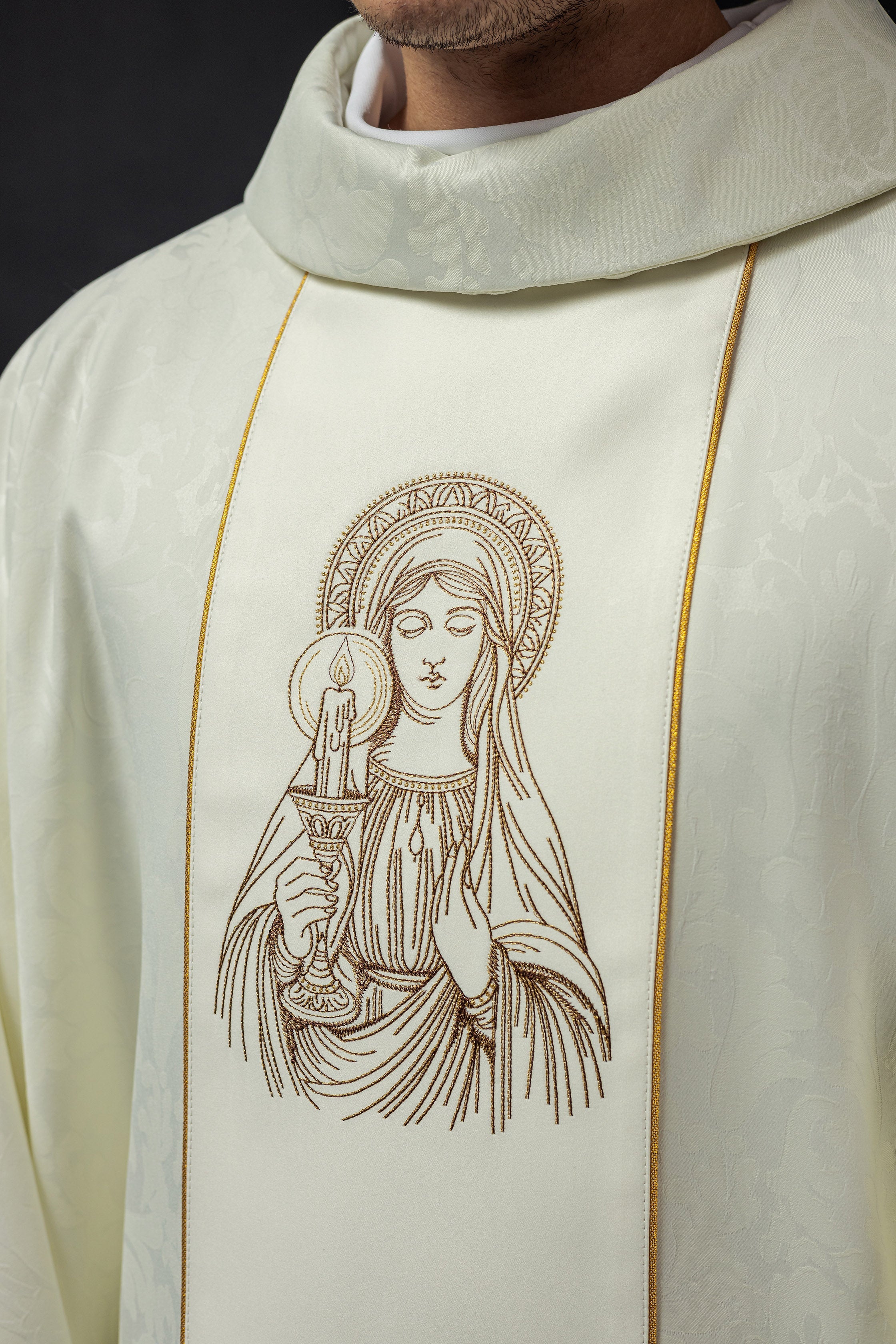 Casulla bordada con la imagen de Nuestra Señora del Rayo