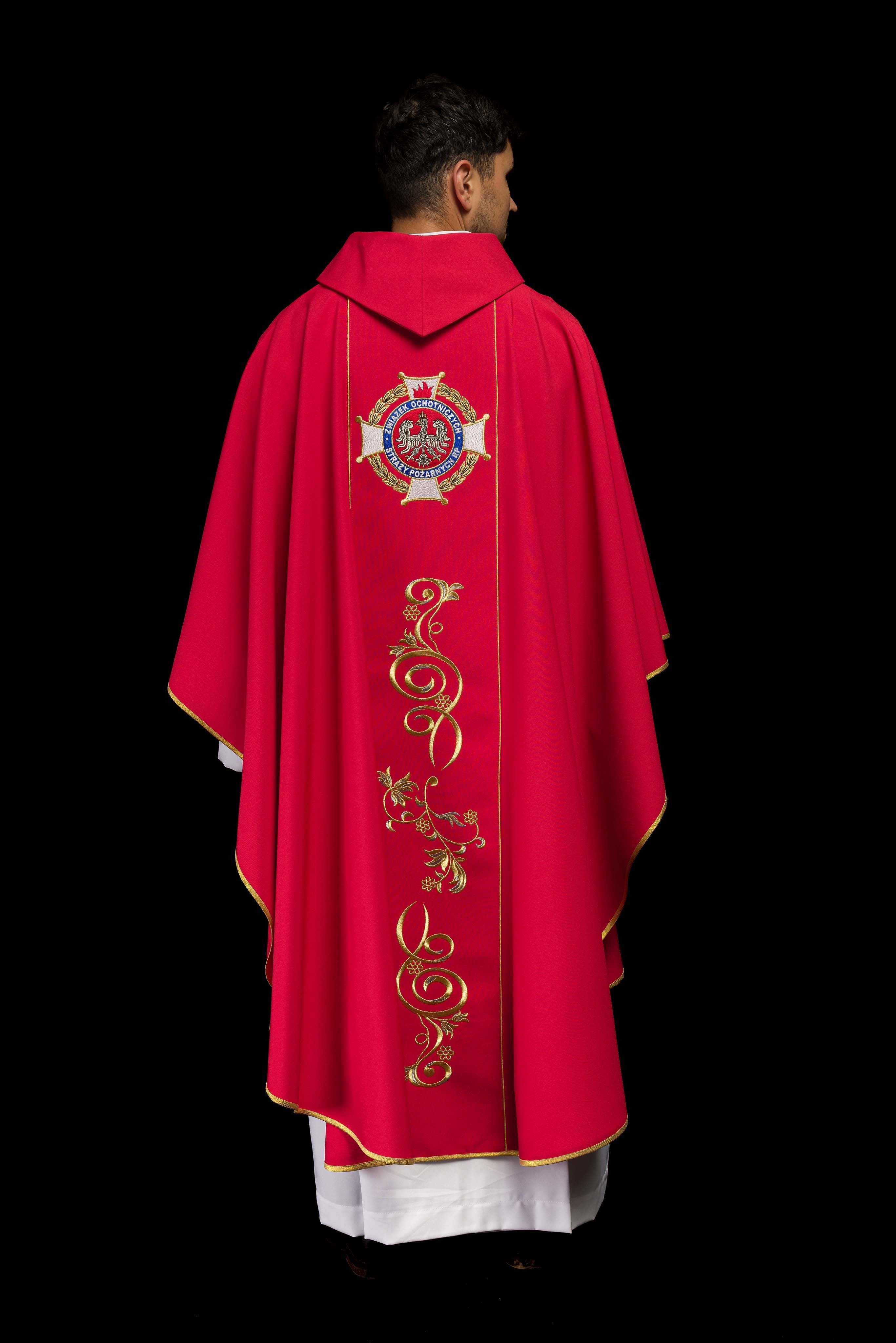 Casulla ricamente bordada con la imagen de San Floriano