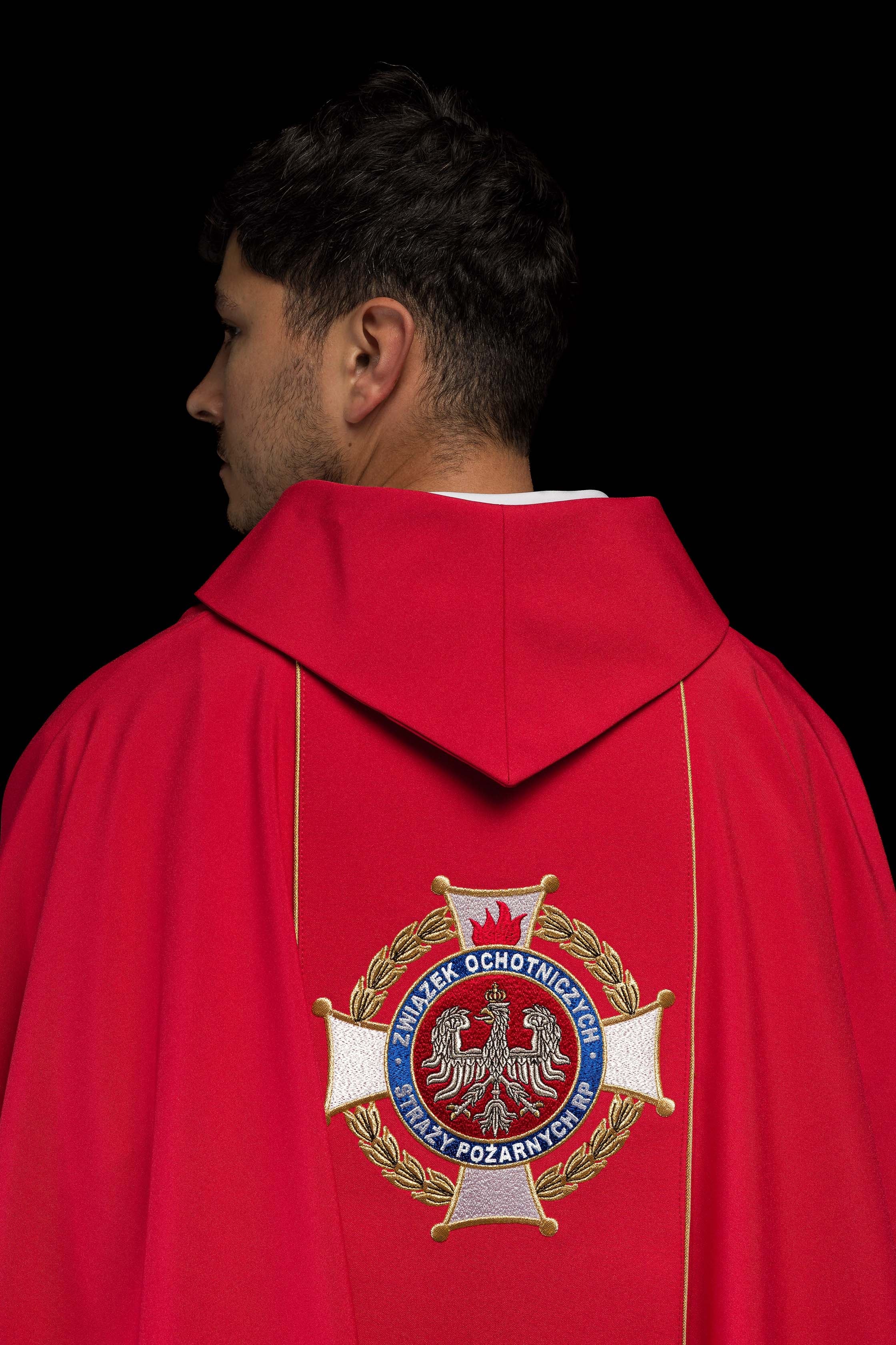 Casulla ricamente bordada con la imagen de San Floriano