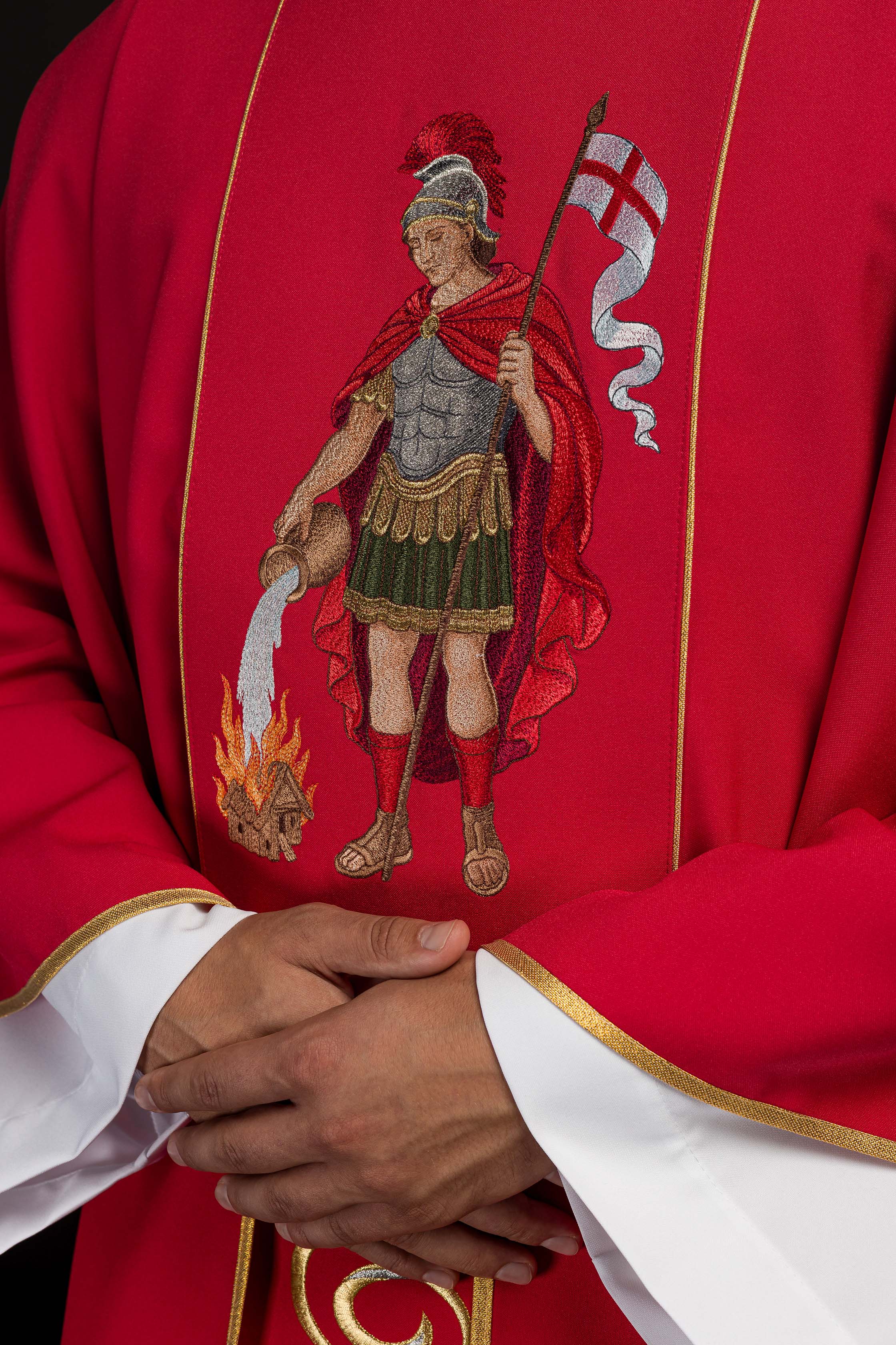 Casulla ricamente bordada con la imagen de San Floriano