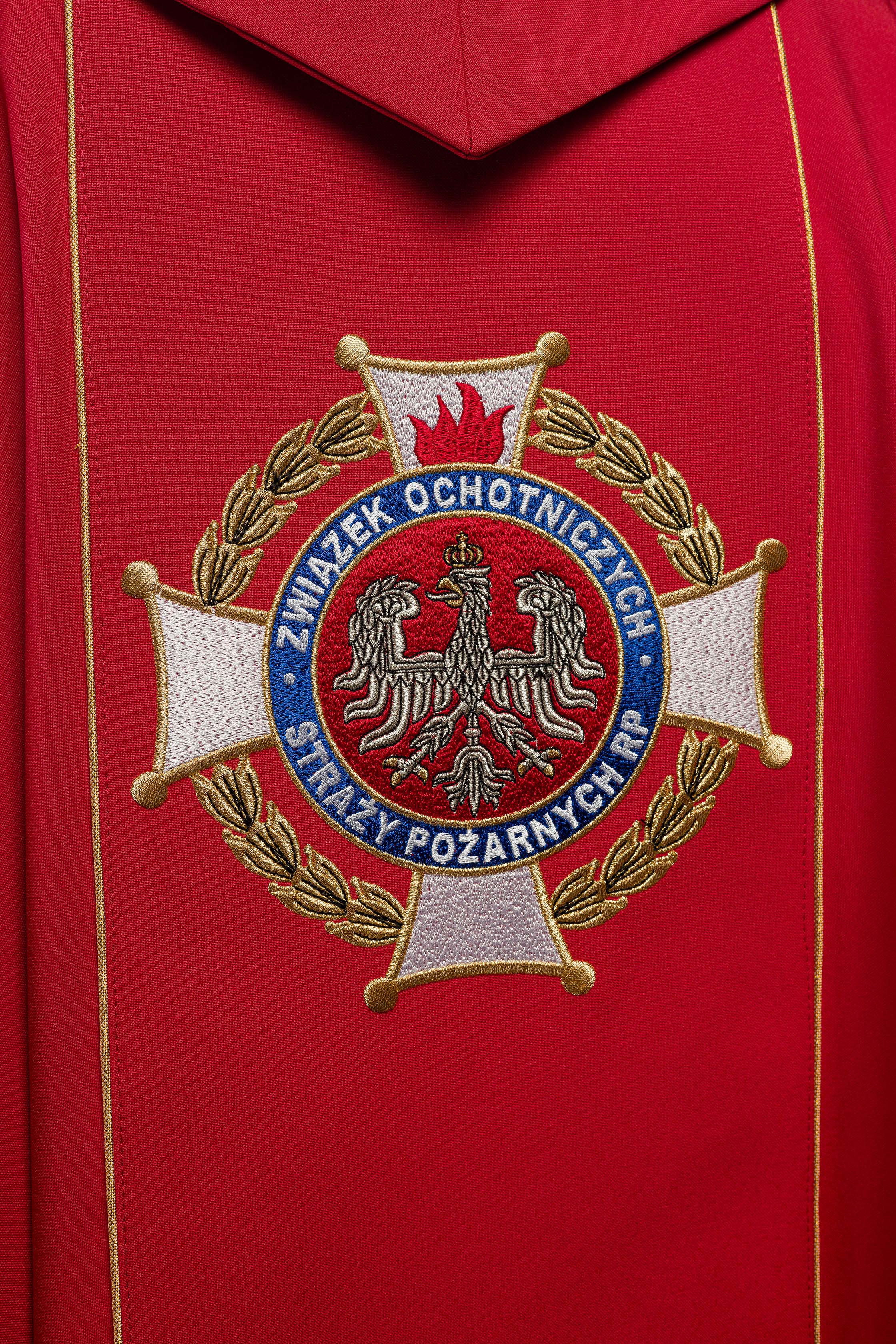 Casulla ricamente bordada con la imagen de San Floriano