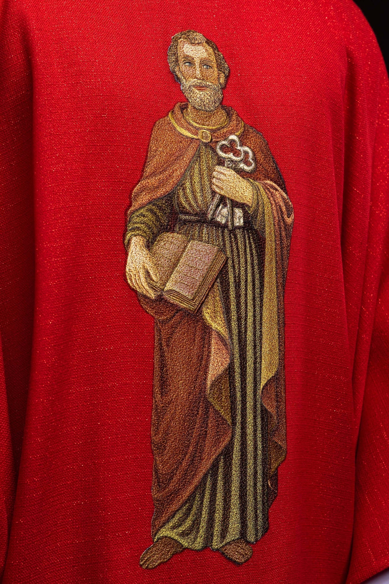 Casulla ricamente bordada con la imagen de San Pedro color rojo