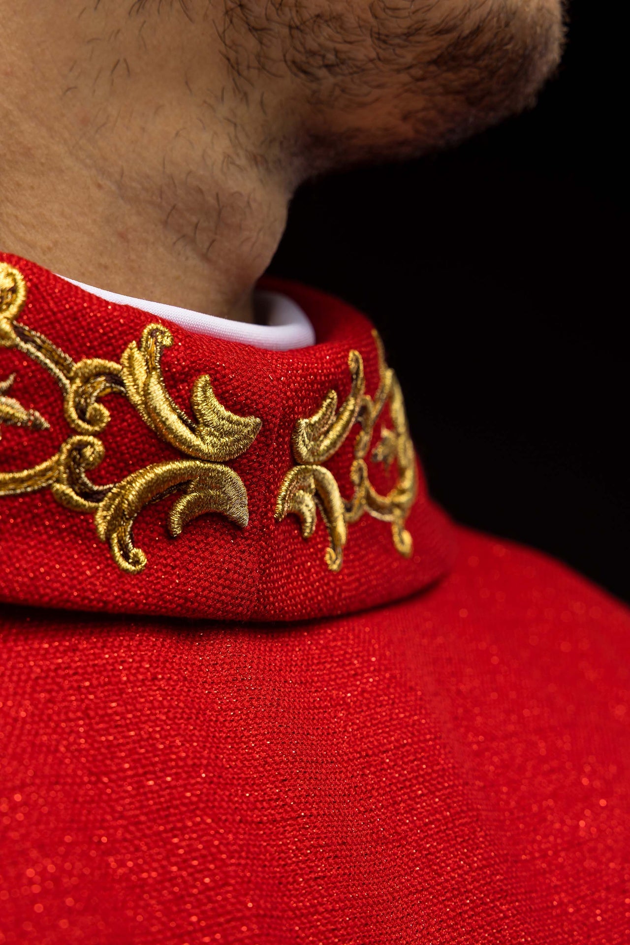 Casulla ricamente bordada con la imagen de San Pedro color rojo