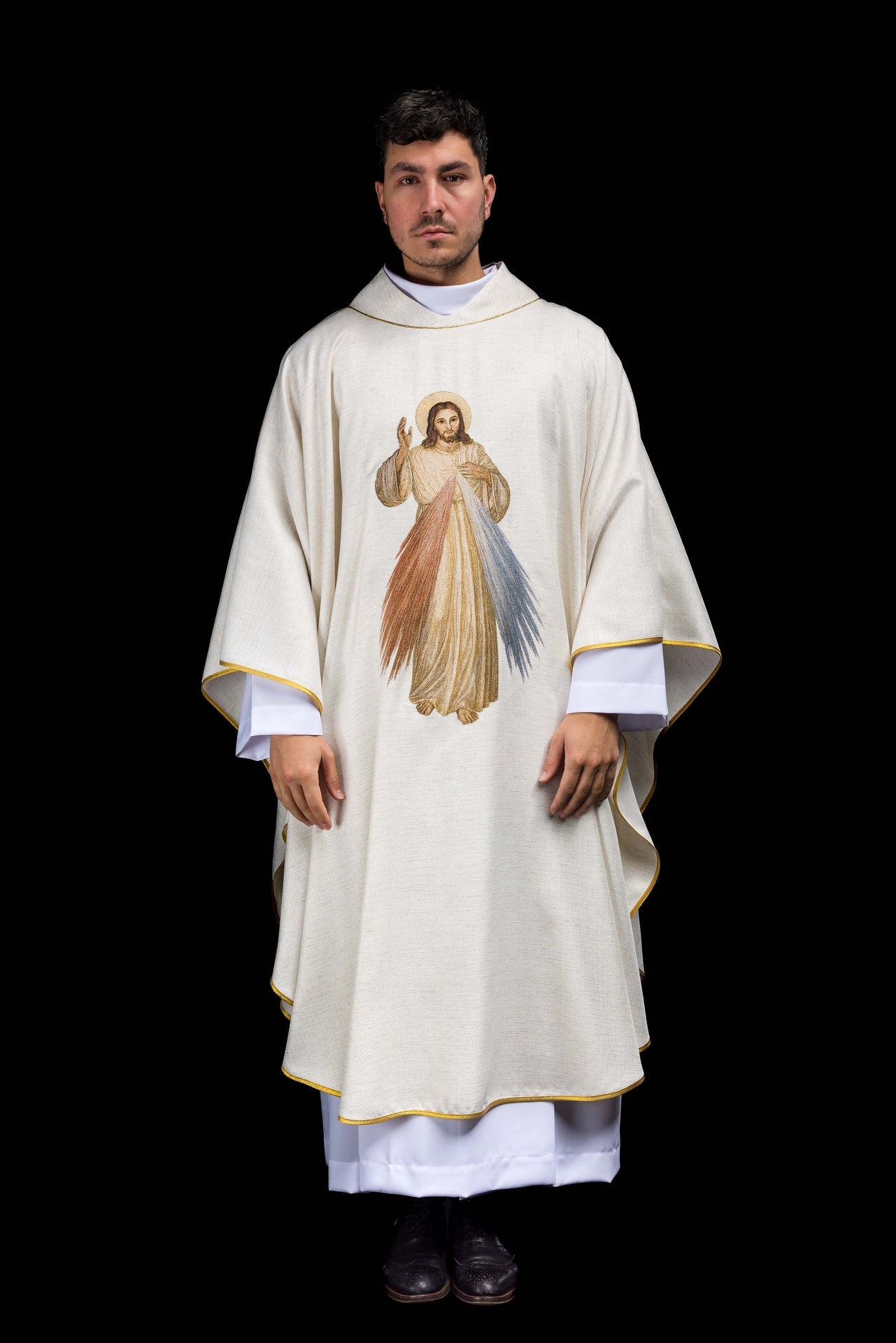 Casulla bordada con la imagen de Jesús Misericordioso color ecru