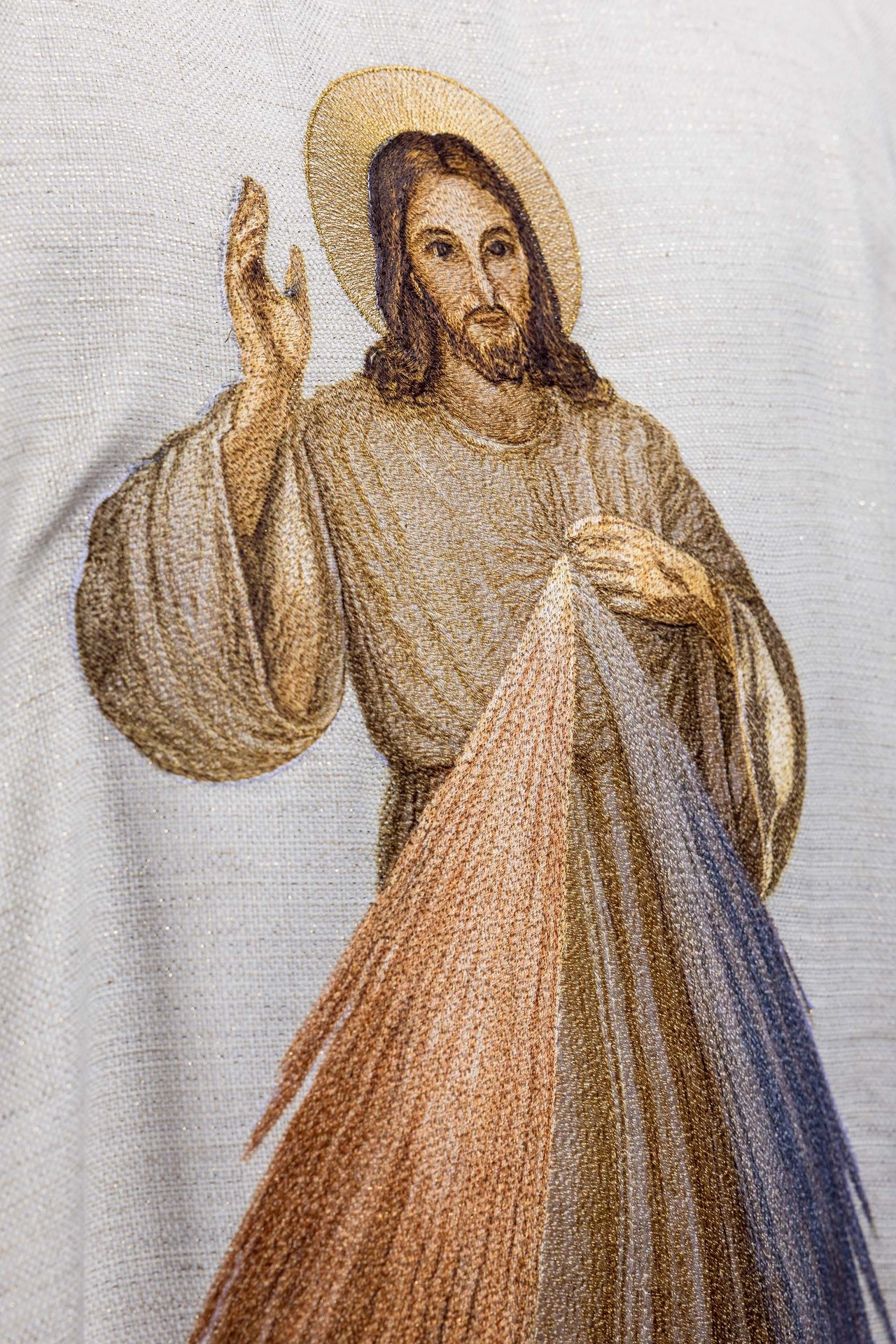 Casulla bordada con la imagen de Jesús Misericordioso color ecru