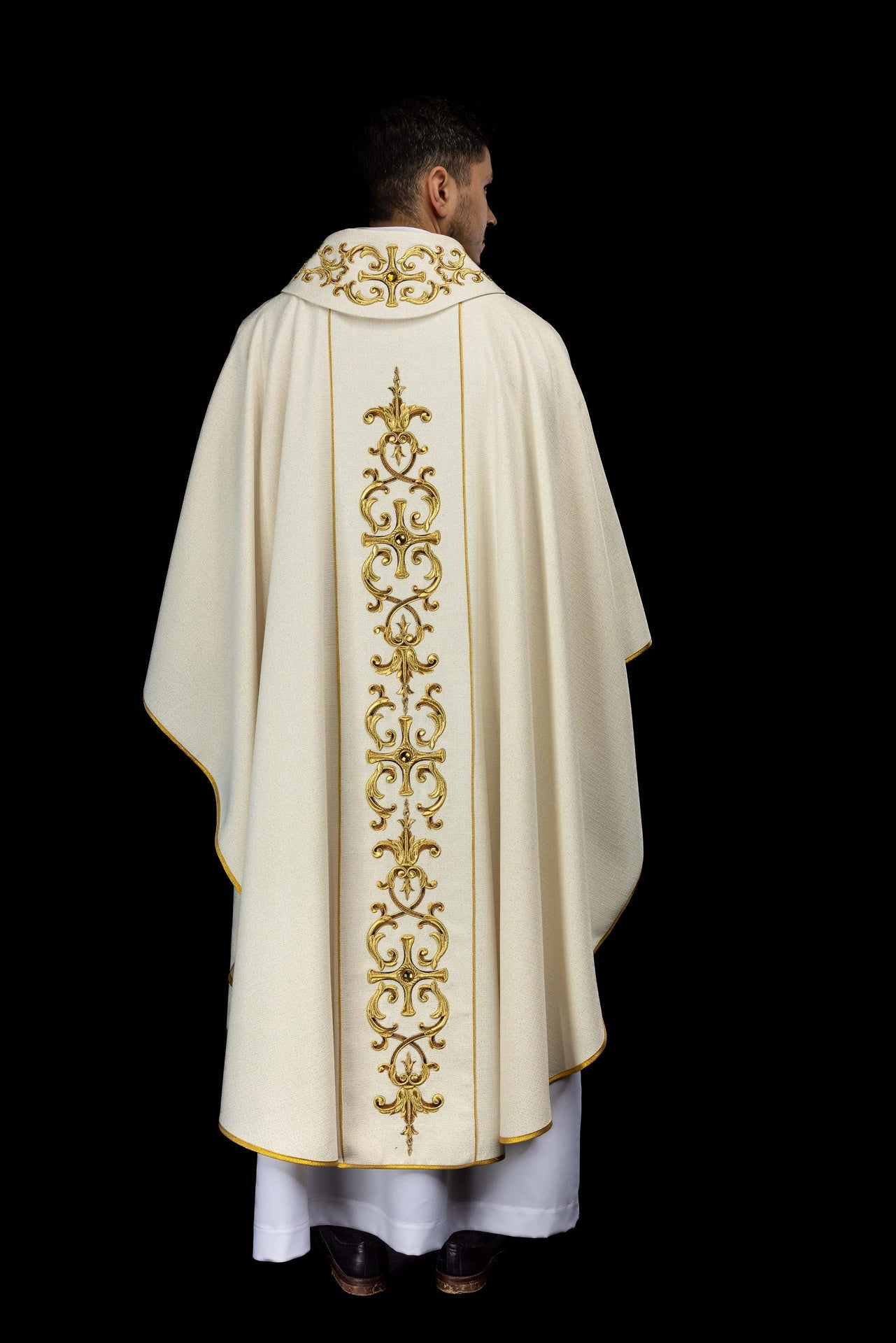 Casulla ricamente bordada con la imagen de Nuestra Señora del Rosario