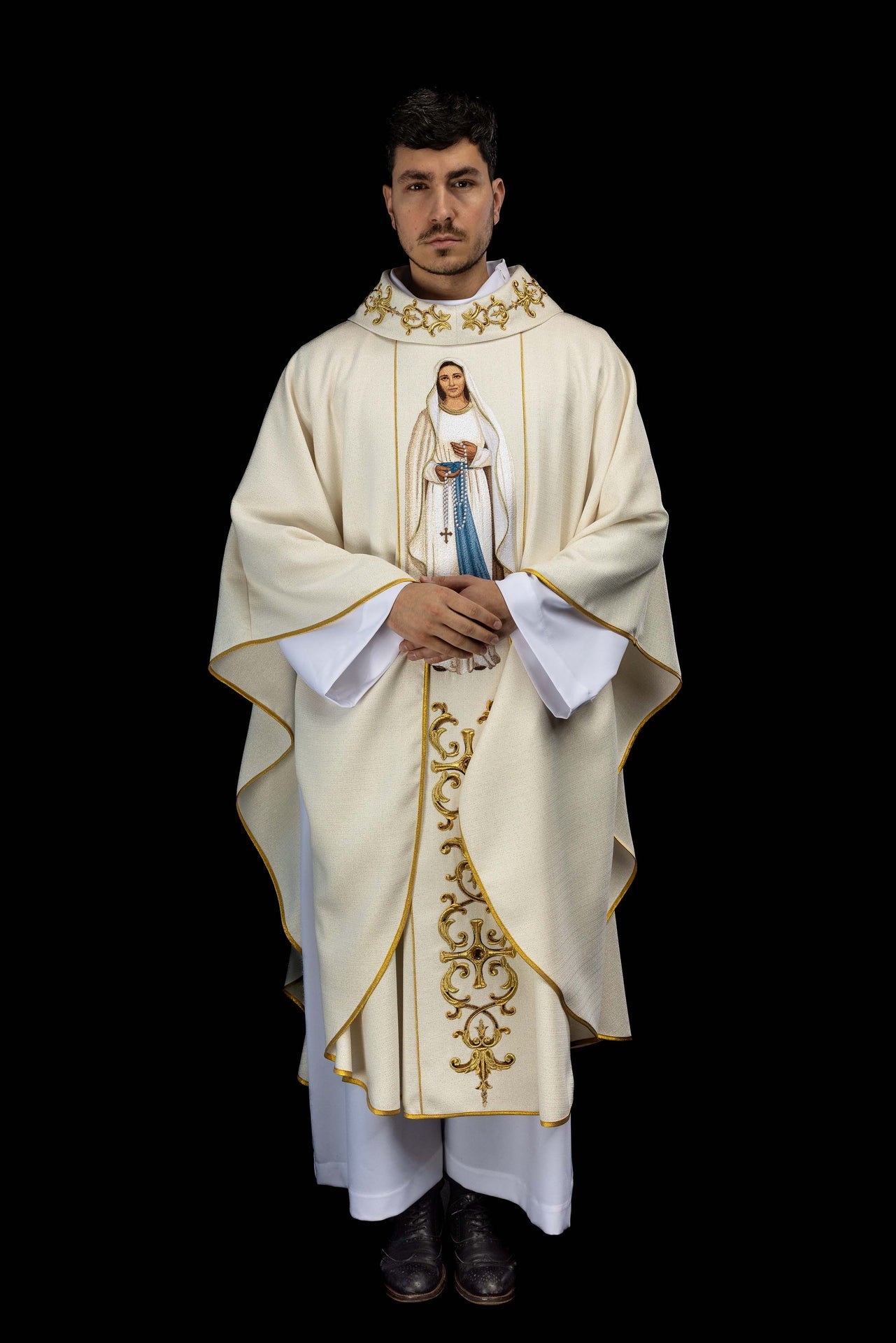 Casulla ricamente bordada con la imagen de Nuestra Señora del Rosario