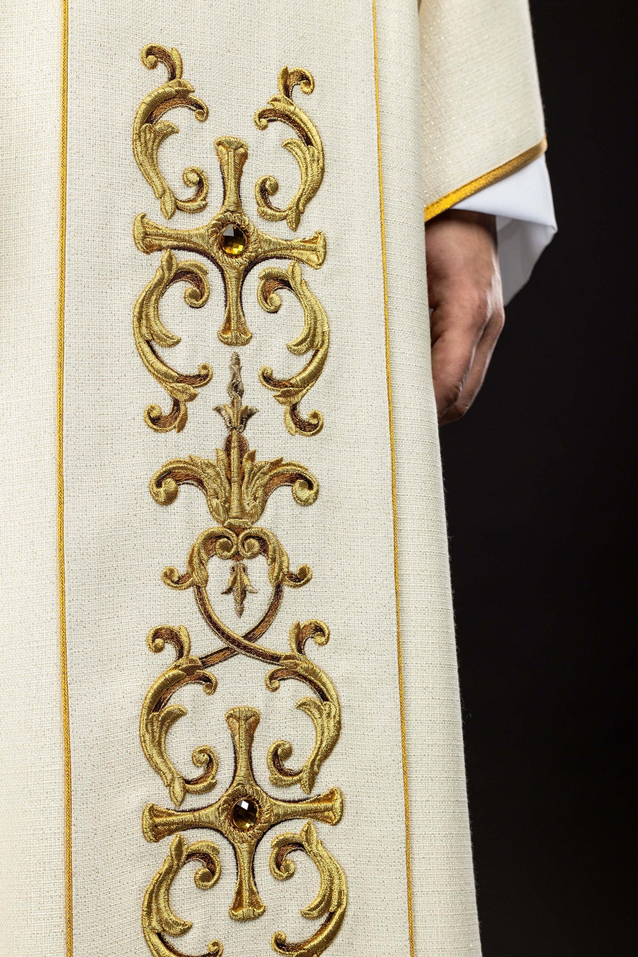 Casulla ricamente bordada con la imagen de Nuestra Señora del Rosario