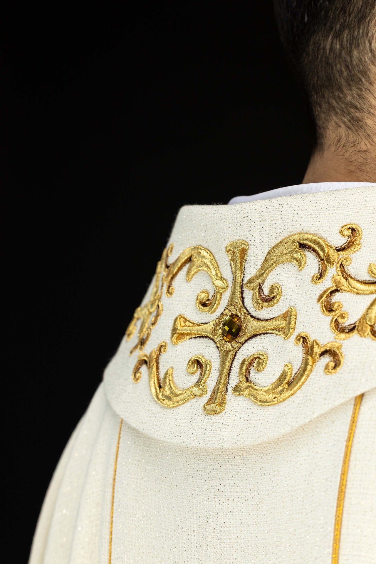 Casulla ricamente bordada con la imagen de Nuestra Señora del Rosario