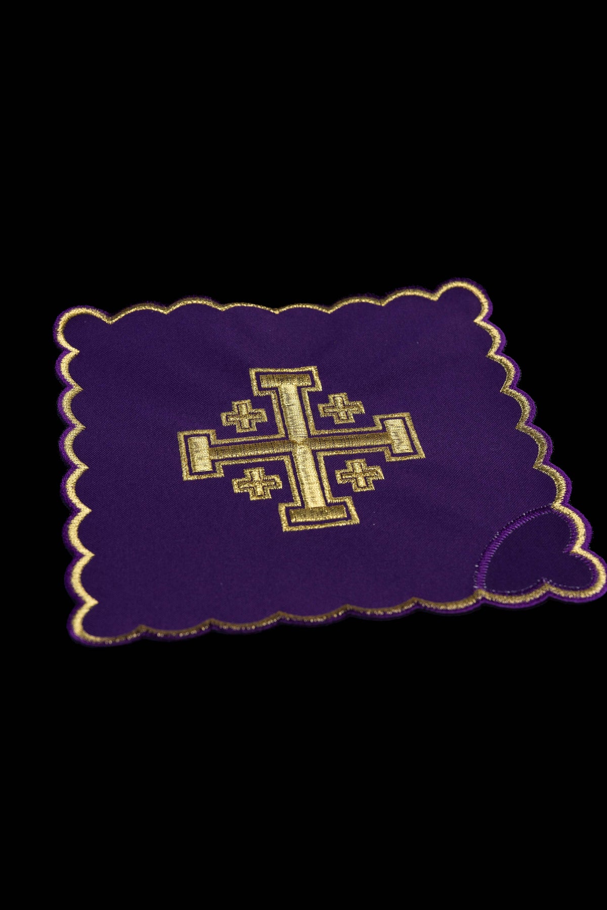 Juego de cuatro palias bordadas con la cruz de Jerusalén