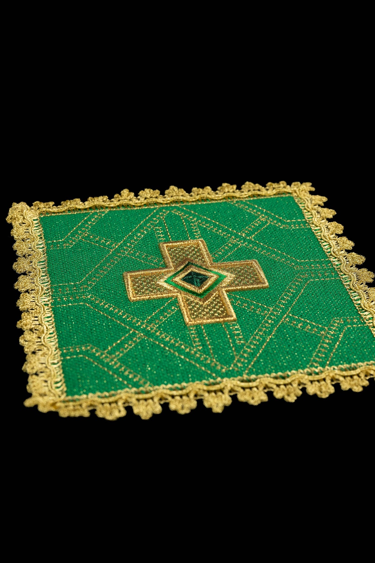 Juego de cuatro palias para cáliz con cruz bordada y cinta dorada decorativa