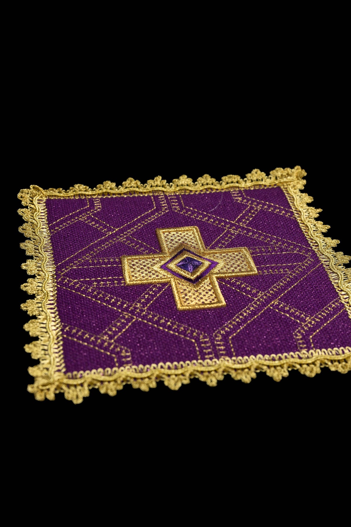 Juego de cuatro palias para cáliz con cruz bordada y cinta dorada decorativa