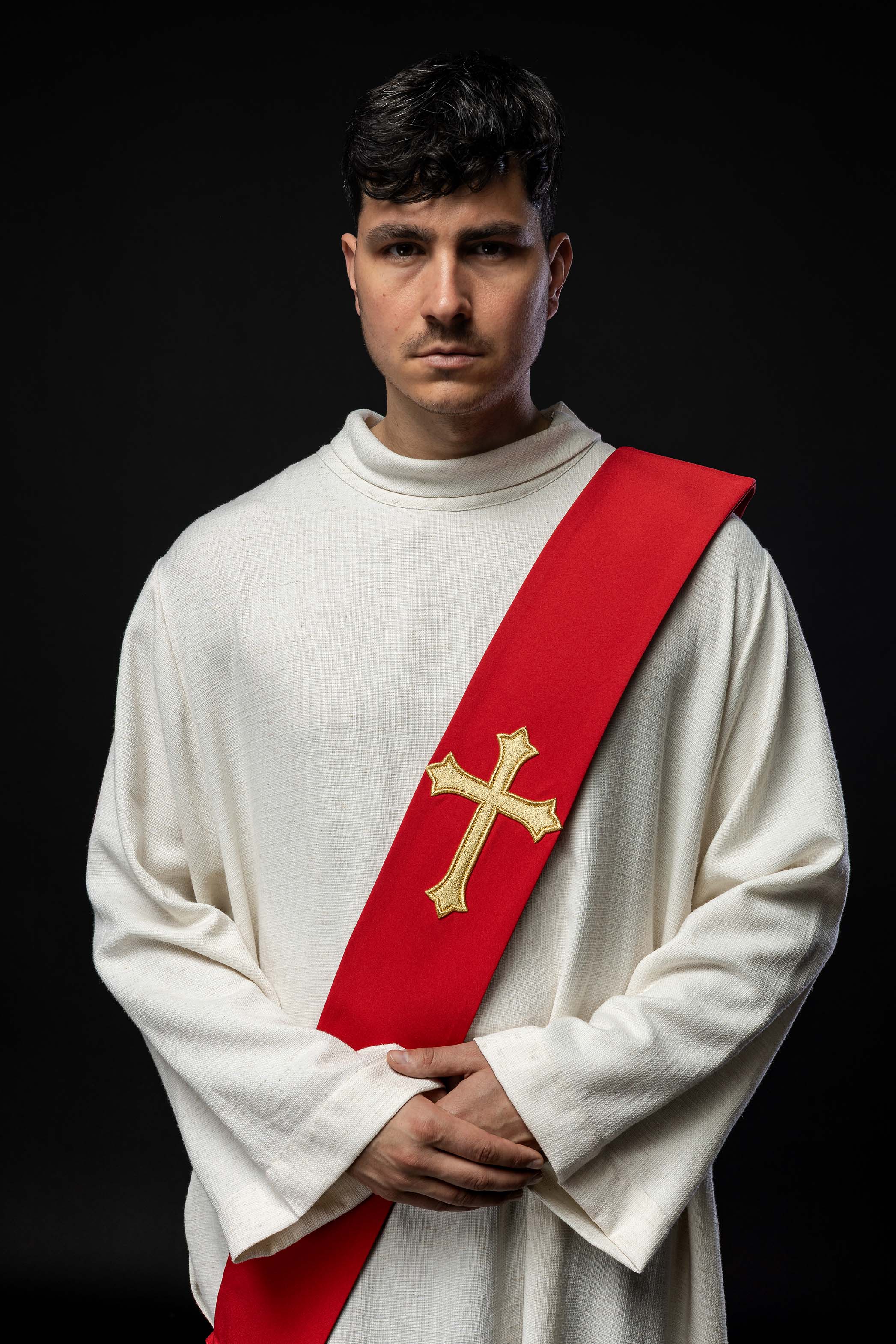 Estola diaconal roja con bordado Cruz