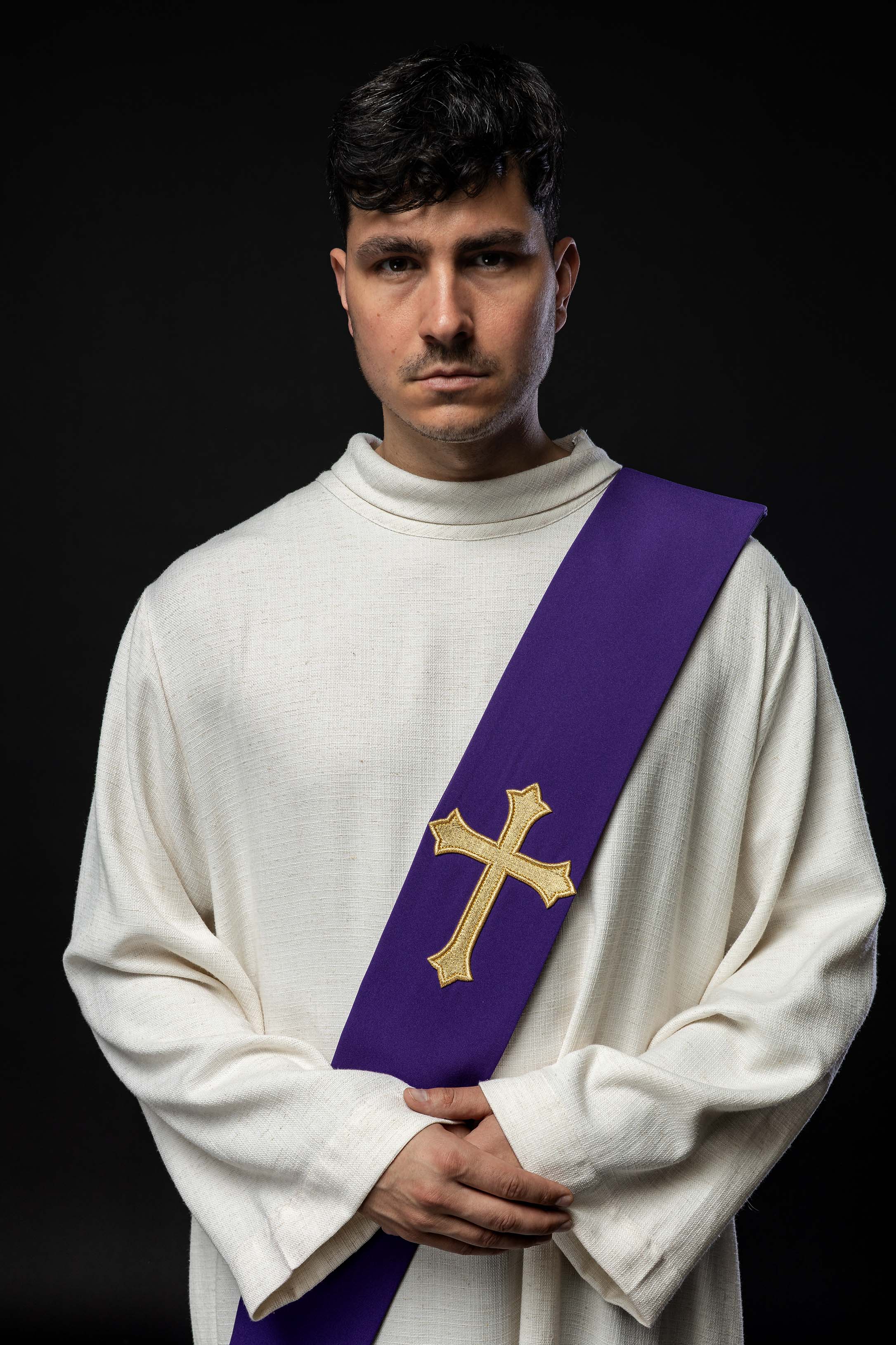 Estola diaconal morada con bordado Cruz
