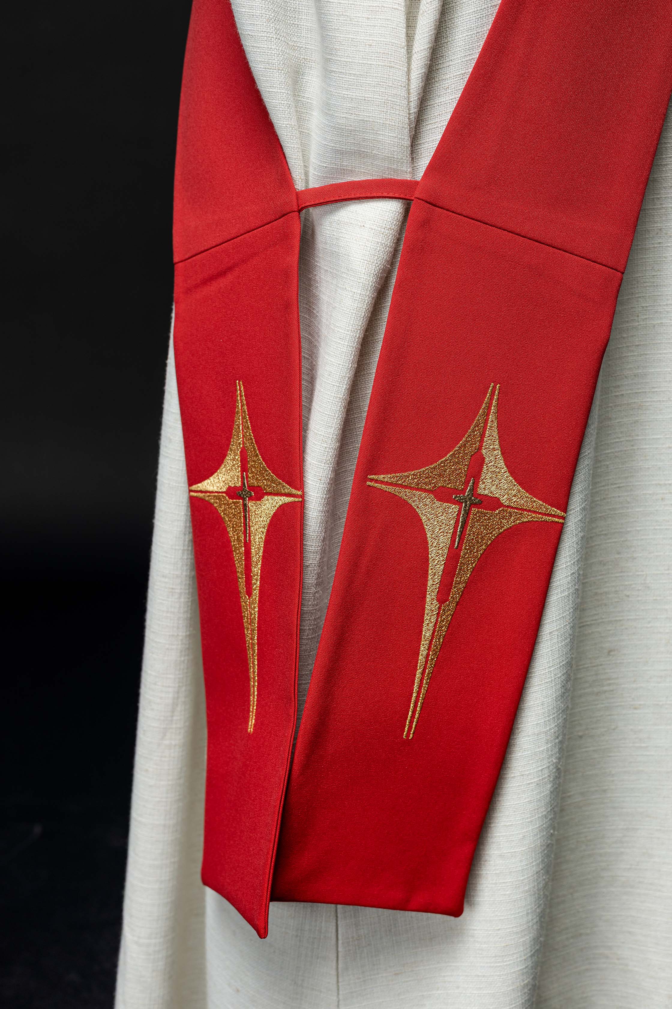 Estola diaconal roja con bordado Cruz