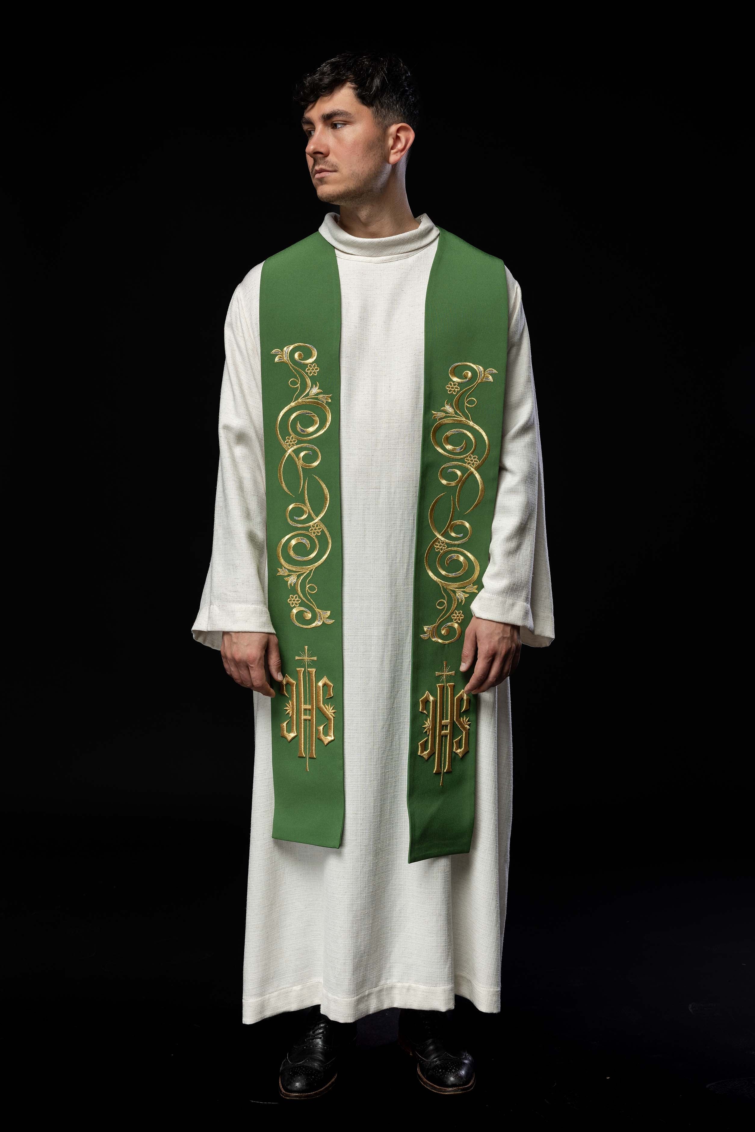 Estola verde con bordado IHS