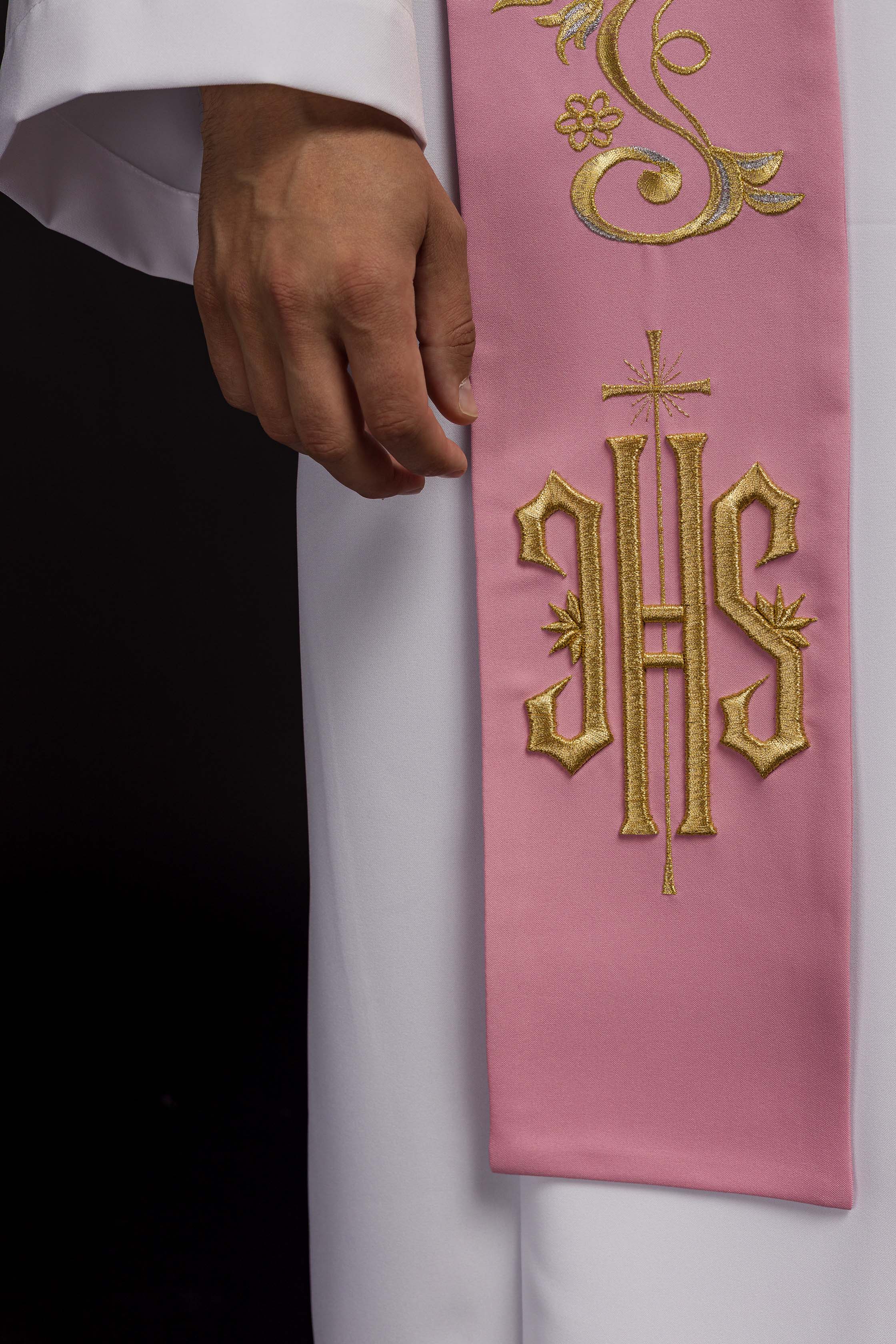 Estola rosa con bordado IHS