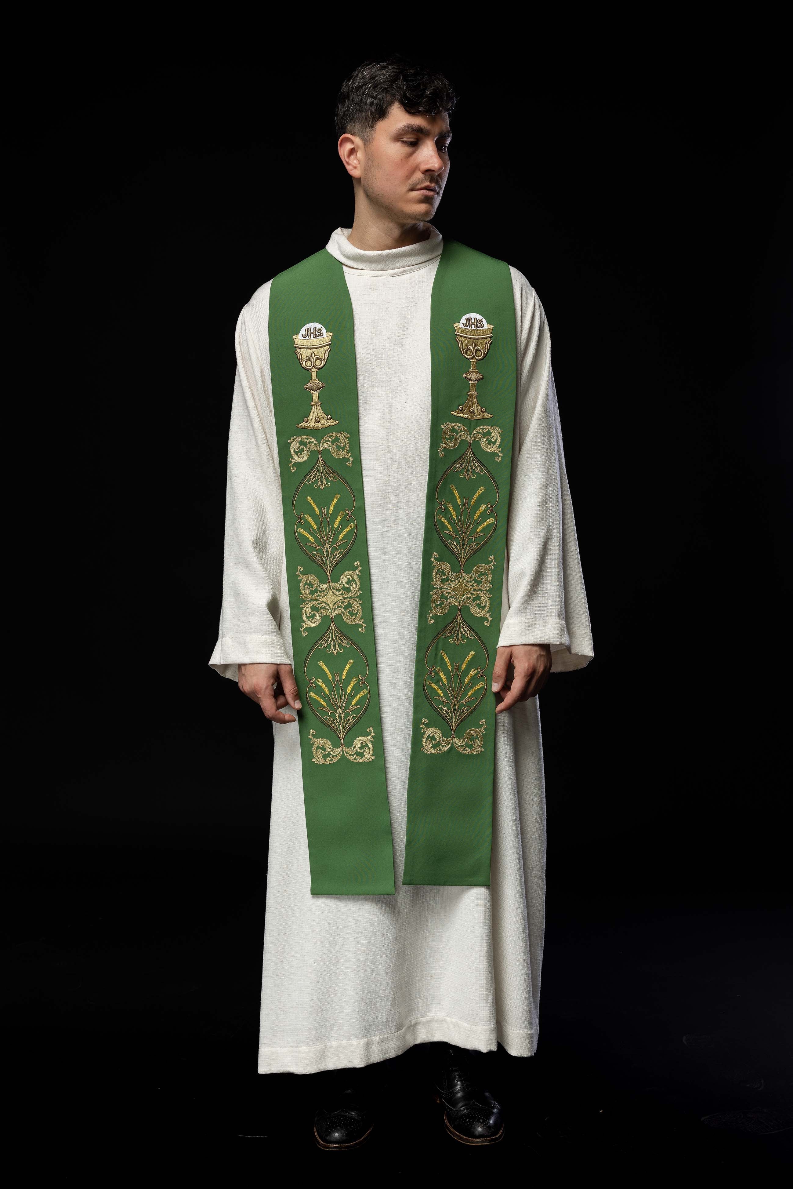 Estola verde con bordado Cáliz e IHS