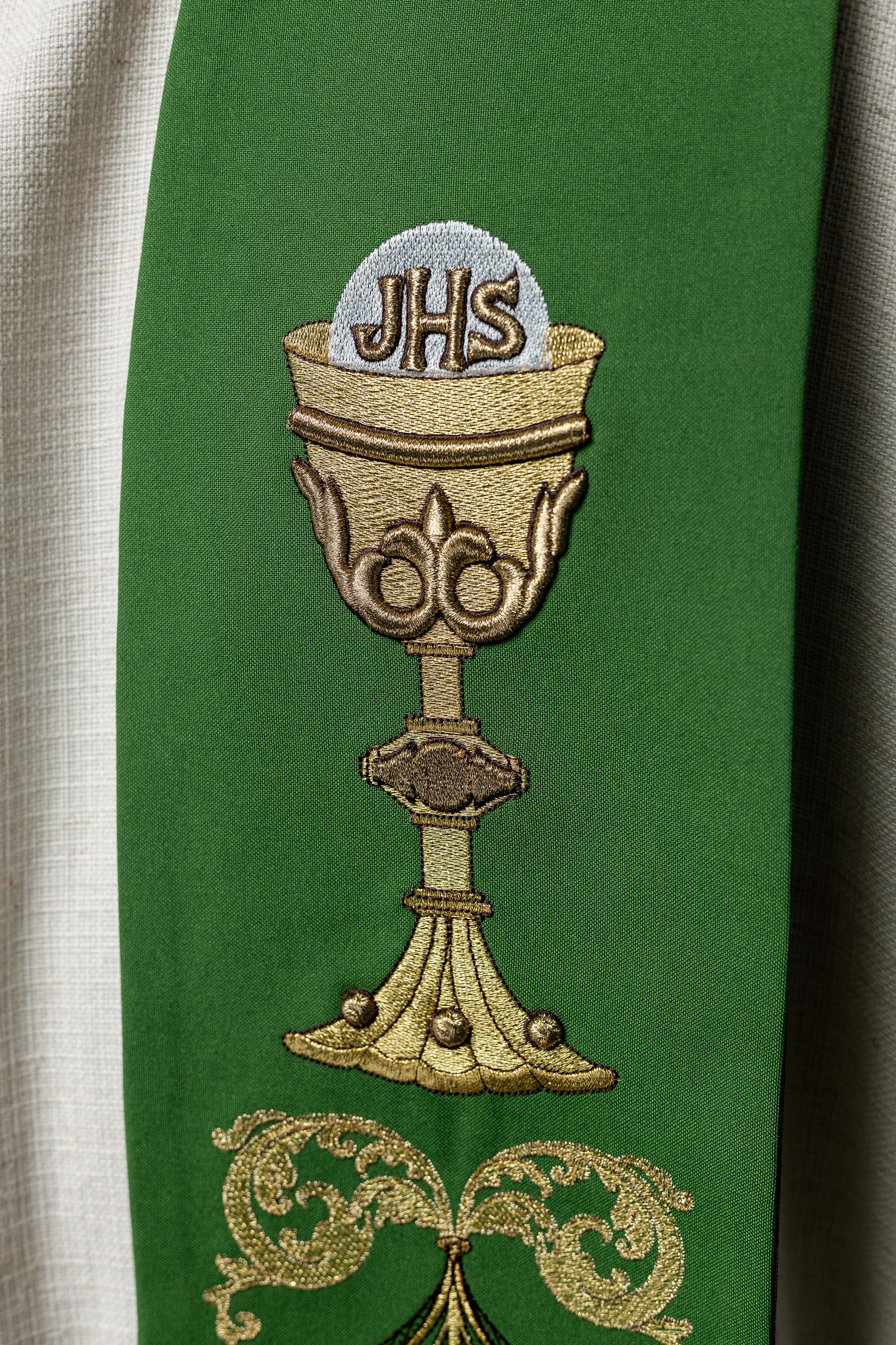 Estola verde con bordado Cáliz e IHS