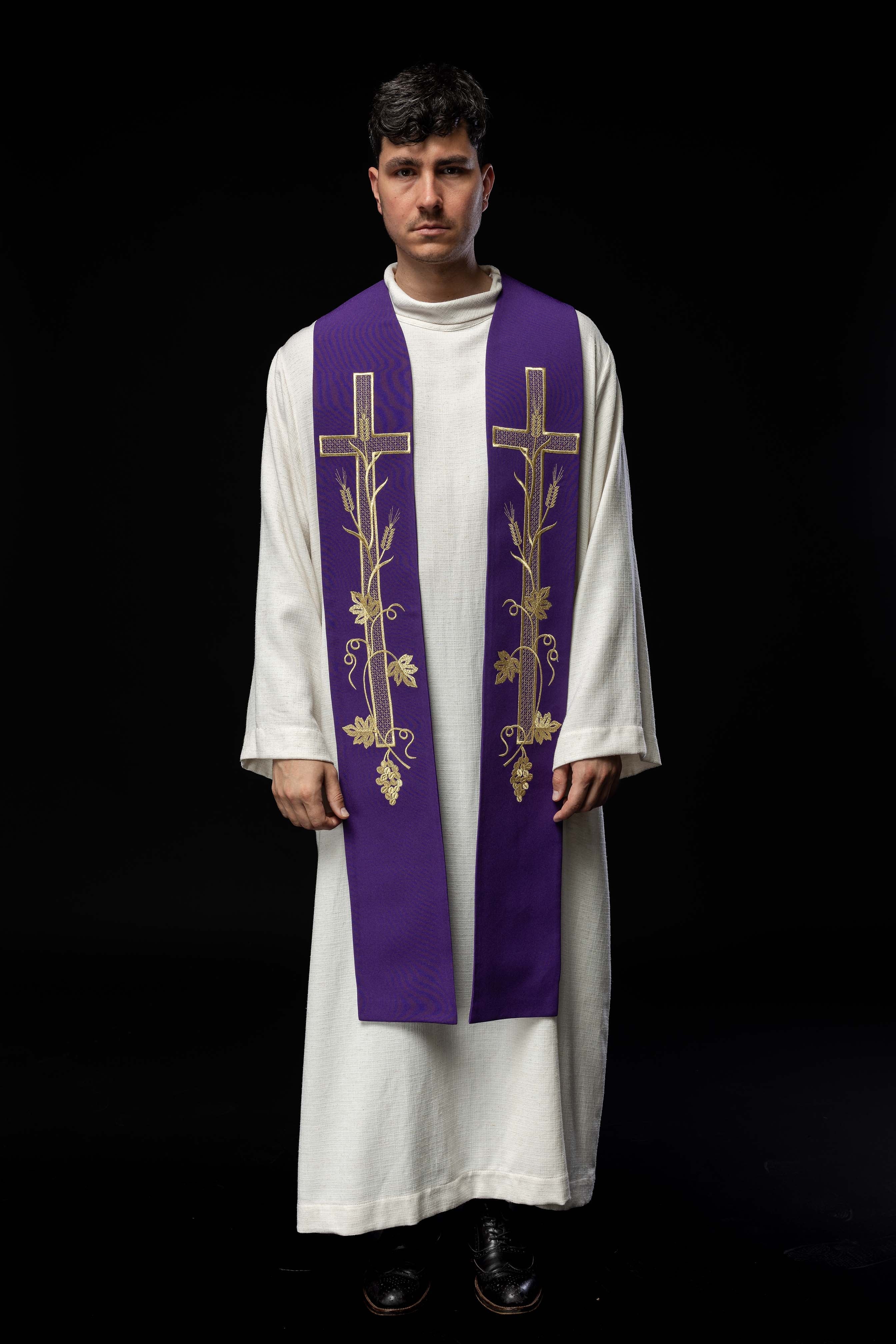 Estola morada con bordado Cruz