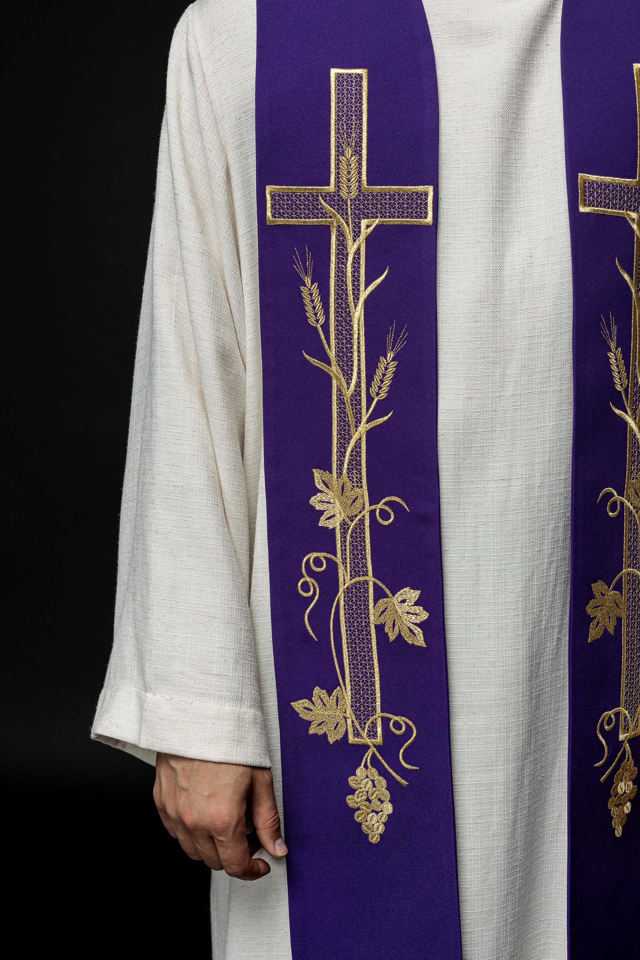 Estola morada con bordado Cruz