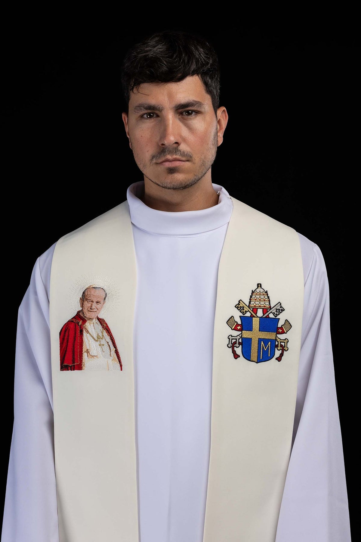 Estola bordada en color marfil con la imagen de Juan Pablo II