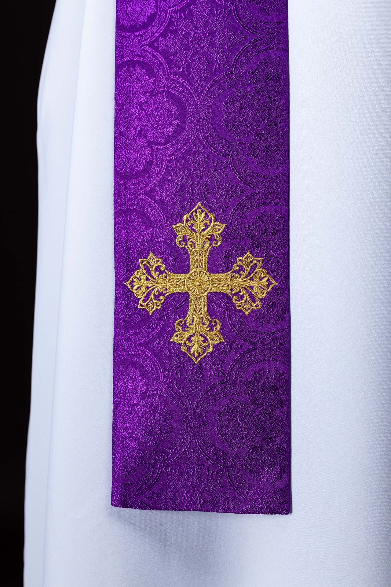 Stuła haftowana z motywem Krzyża fioletowa tkanina żakardowa - ORNATY.PL