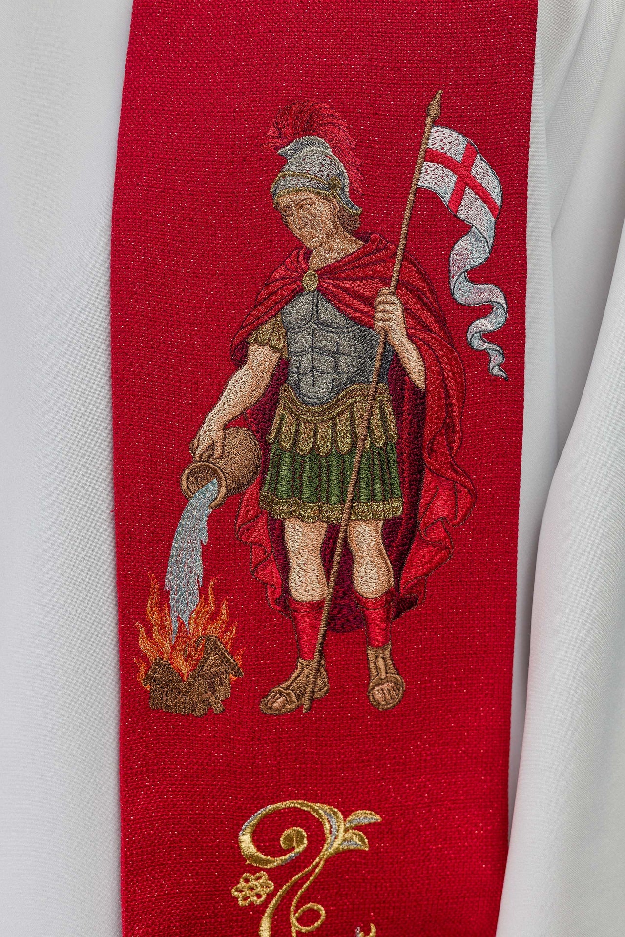 Estola ricamente bordada con la imagen de San Floriano